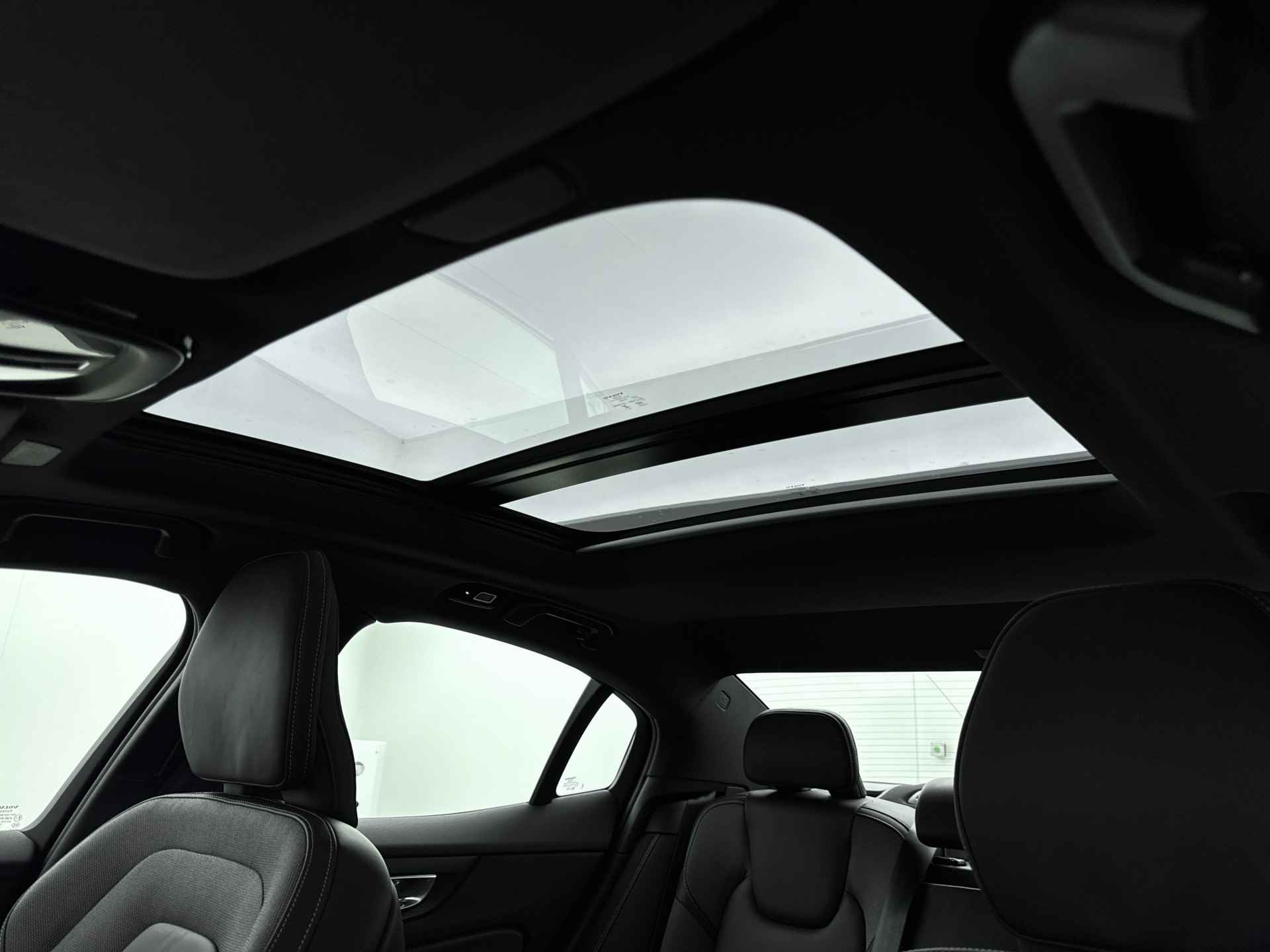 Volvo S60 T6 Recharge AWD Ultimate Dark | Bowers & Wilkins | 360 Camera | Sportstoelen | Head-up | Trekhaak - 23/34