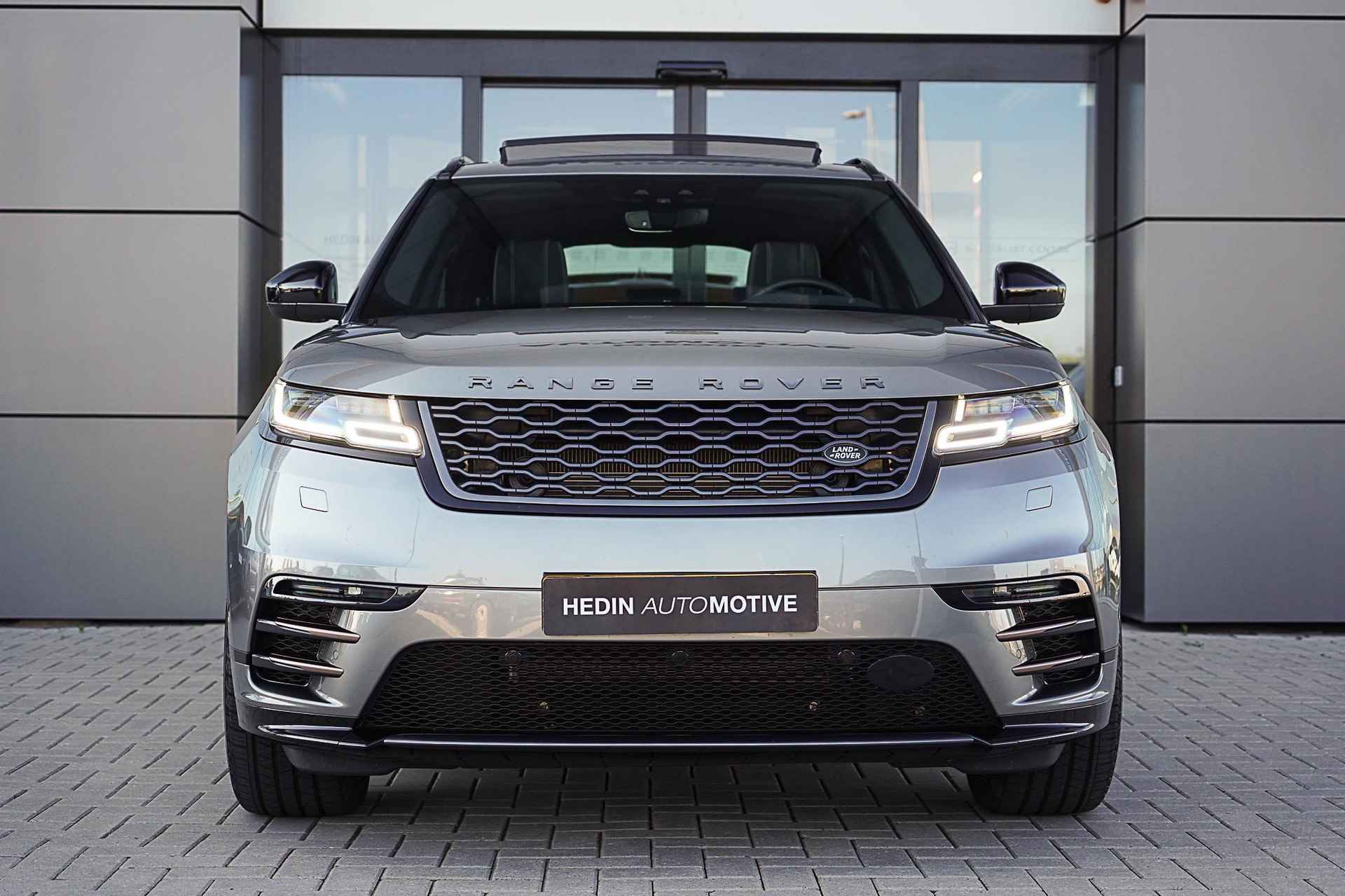 Land Rover Range Rover Velar 3.0 V6 AWD R-Dynamic HSE | NAP KM stand | Massage en koeling | Trekhaak | Elektrisch Panoramadak - 3/32