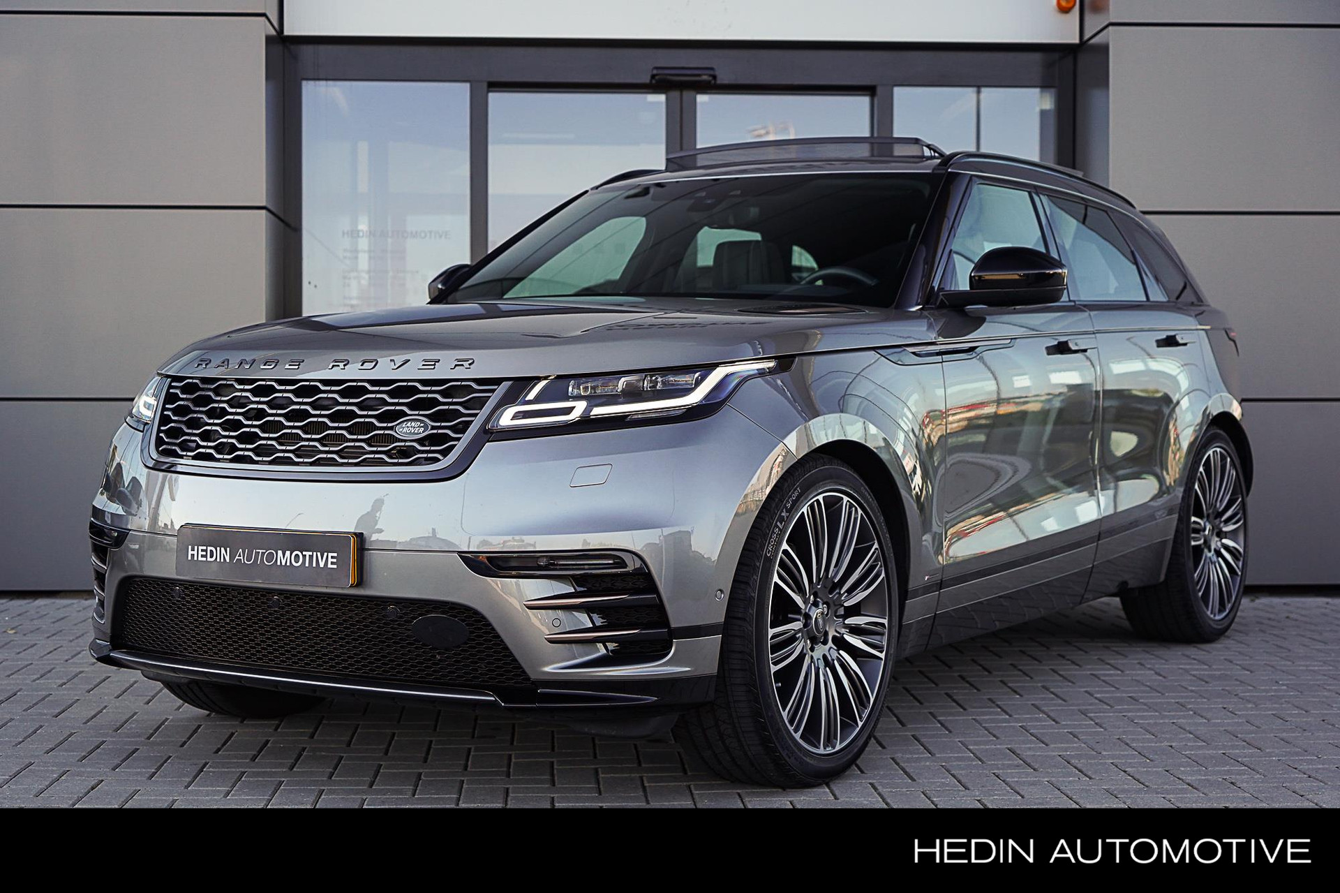 Land Rover Range Rover Velar 3.0 V6 AWD R-Dynamic HSE | NAP KM stand | Massage en koeling | Trekhaak | Elektrisch Panoramadak