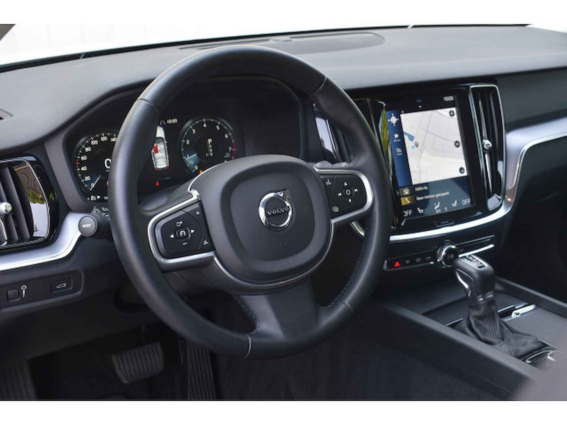 Volvo V60 T4 210PK Automaat Momentum Pro | Polestar | 19" LMV | El. Trekhaak | LED | Getint glas | Apple carplay / Android | - 18/35