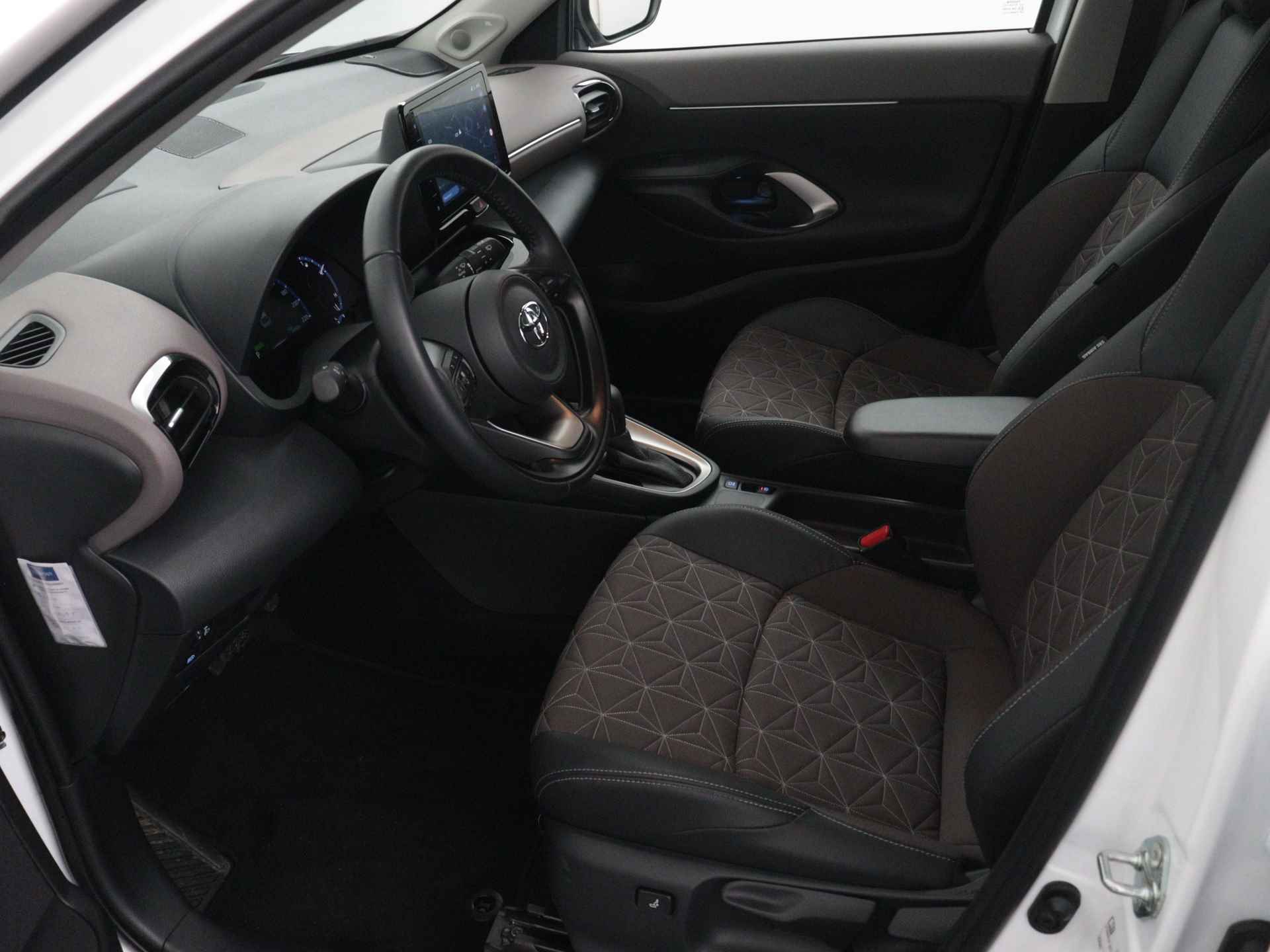 Toyota Yaris Cross 1.5 Hybrid Executive | Navigatie | Verwarmde voorstoelen | - 19/41