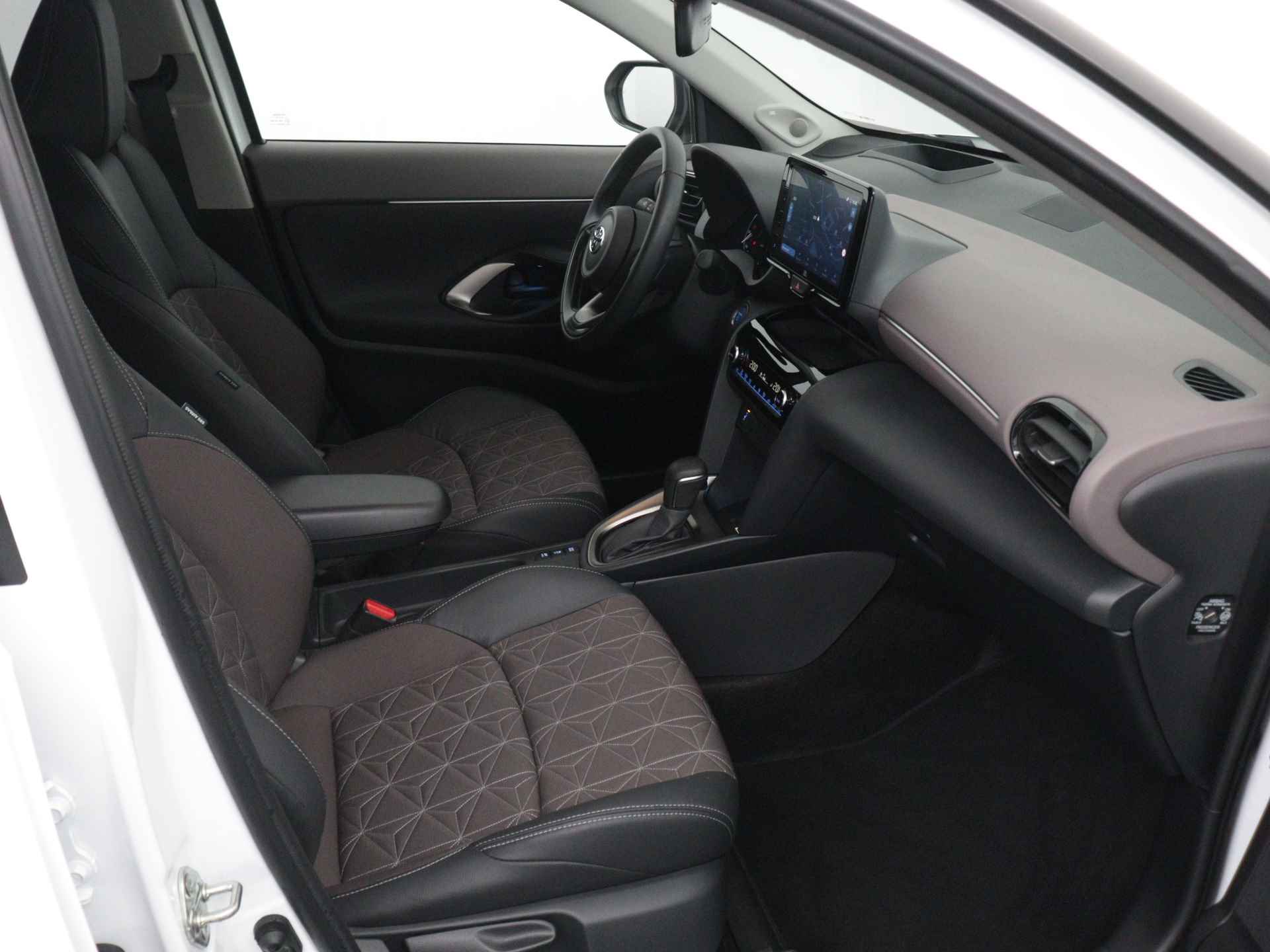 Toyota Yaris Cross 1.5 Hybrid Executive | Navigatie | Verwarmde voorstoelen | - 29/41