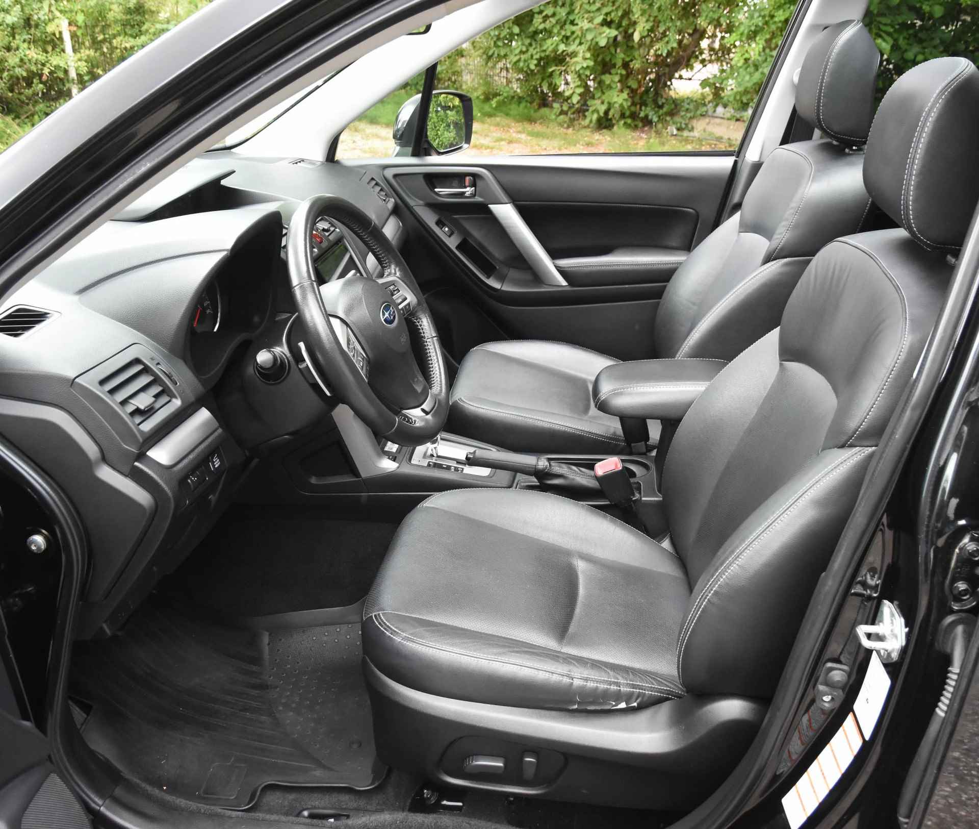 Subaru Forester 2.0 Executive Automaat / panoramadak / leer / camera / elektrische achterklep / trekhaak / cruise control - 19/40