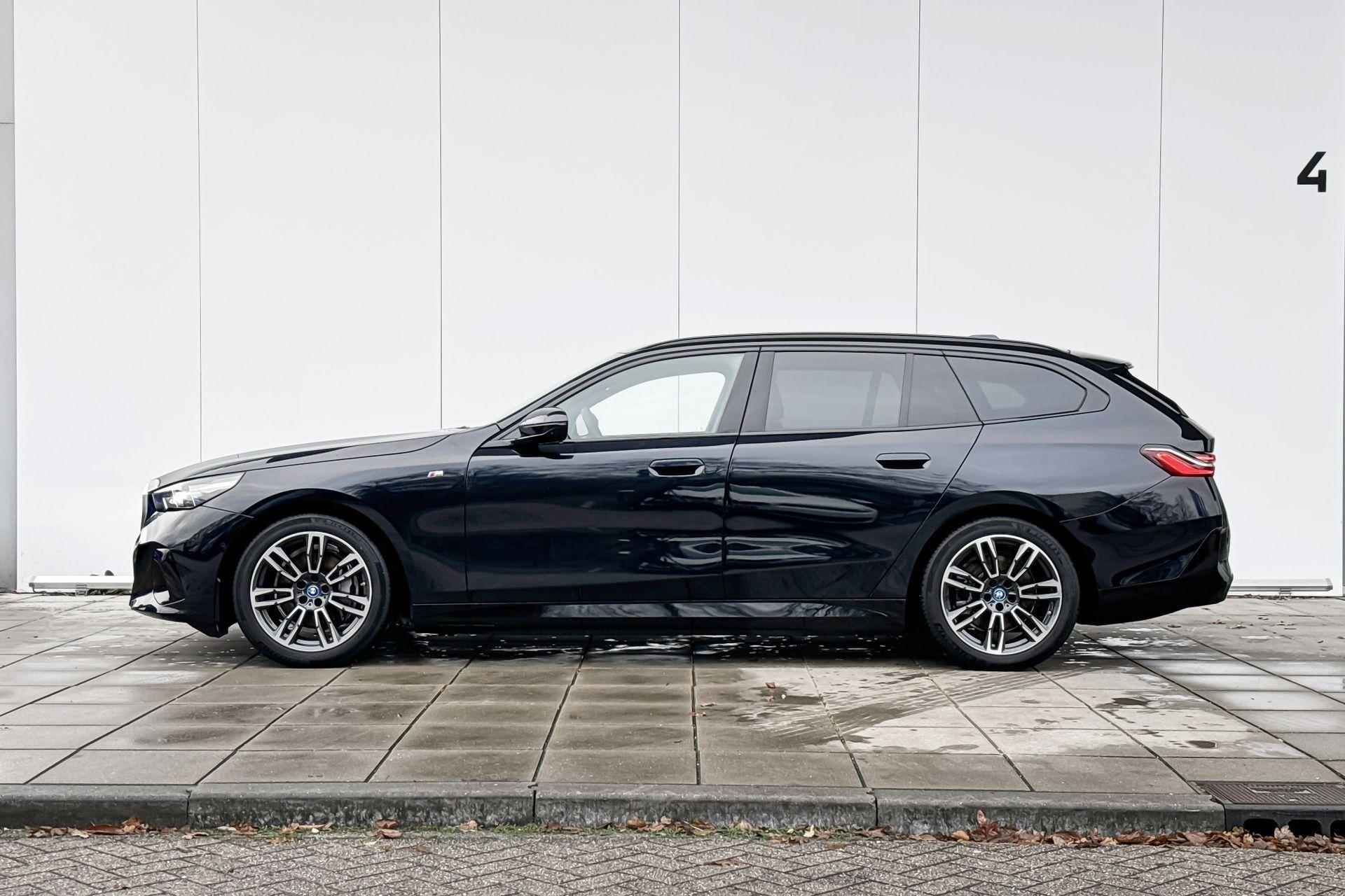 BMW i5 Touring eDrive40 M-Sport Edition Stuurwielrand Verwarming / Electrische Zwenkhaak / Getinte ramen Achter / Glazen Dak / Stoelverwarming Voor & Achter / Stoelventilatie / Driving Assistant / Driving Assistant Plus - 2/29