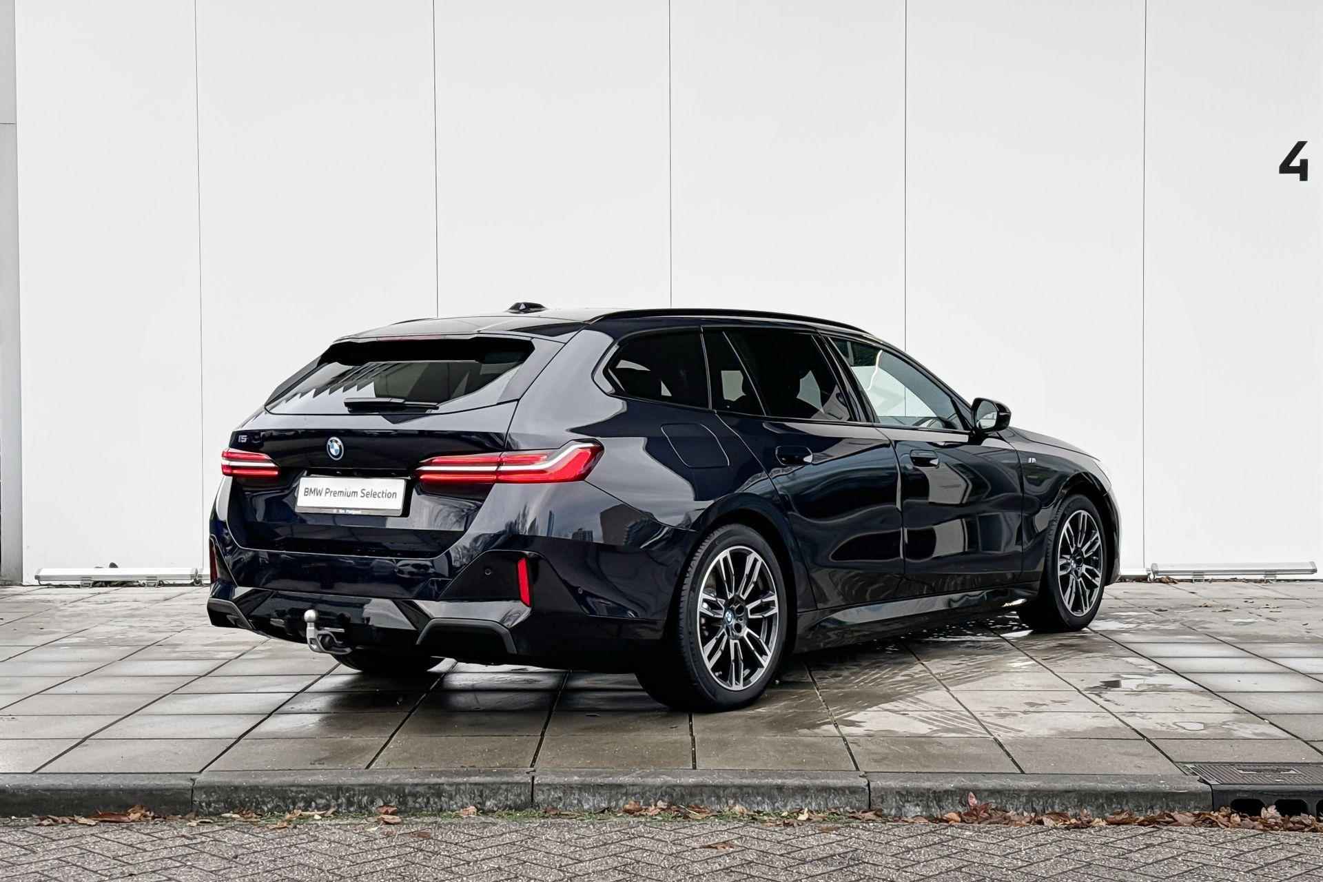 BMW i5 Touring eDrive40 M-Sport Edition Stuurwielrand Verwarming / Electrische Zwenkhaak / Getinte ramen Achter / Glazen Dak / Stoelverwarming Voor & Achter / Stoelventilatie / Driving Assistant / Driving Assistant Plus - 4/29