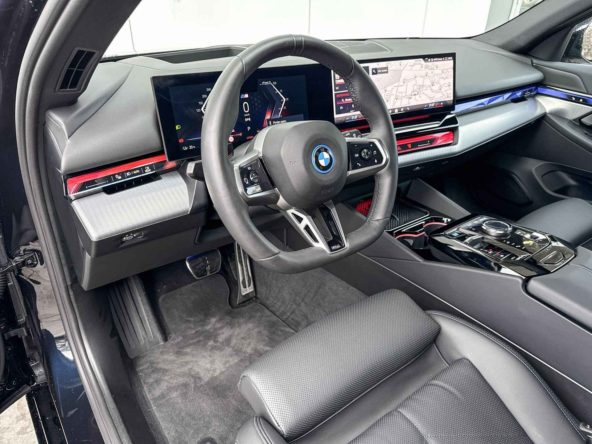 BMW i5 Touring eDrive40 M-Sport Edition Stuurwielrand Verwarming / Electrische Zwenkhaak / Getinte ramen Achter / Glazen Dak / Stoelverwarming Voor & Achter / Stoelventilatie / Driving Assistant / Driving Assistant Plus - 29/29