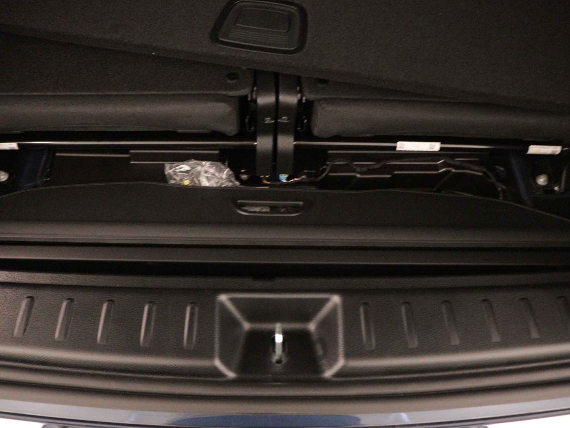 Mercedes-Benz GLB 180 AMG Line 7p | Nightpakket |  Dodehoekassistent |  GUARD 360° Voertuigbescherming Plus | EASY PACK achterklep | Keyless-Go comfortpakket | Parkeerpakket met achteruitrijcamera | - 40/44