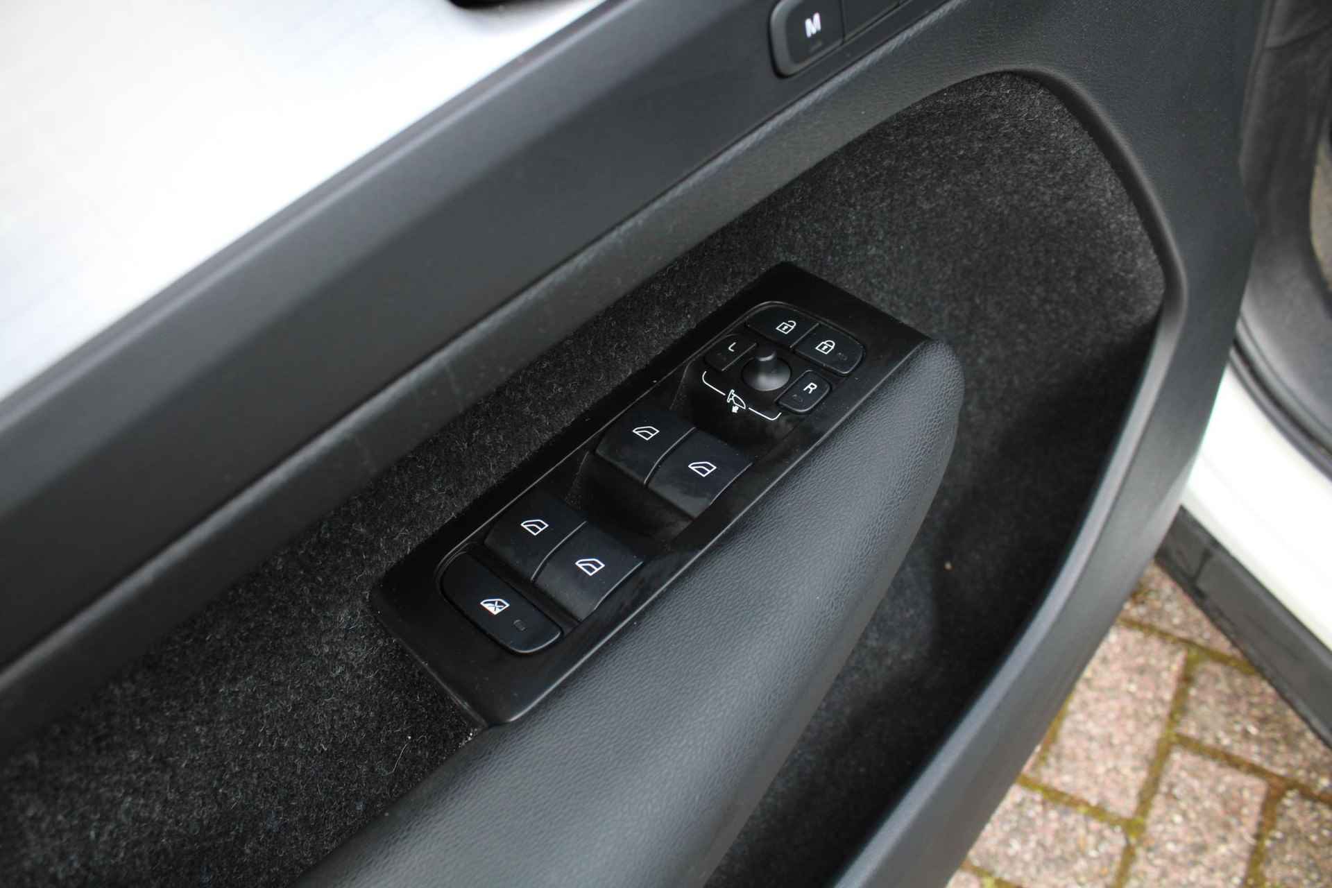 Volvo XC40 1.5 T2 Business Pro, Elektrisch verstelbare voorstoelen + bestuurdersstoel met geheugen, Apple Carplay/Android auto, Parkeersensoren, Voorstoelen/Stuur Verwarmd,  18'' Lichtmetalen Velgen - 14/55