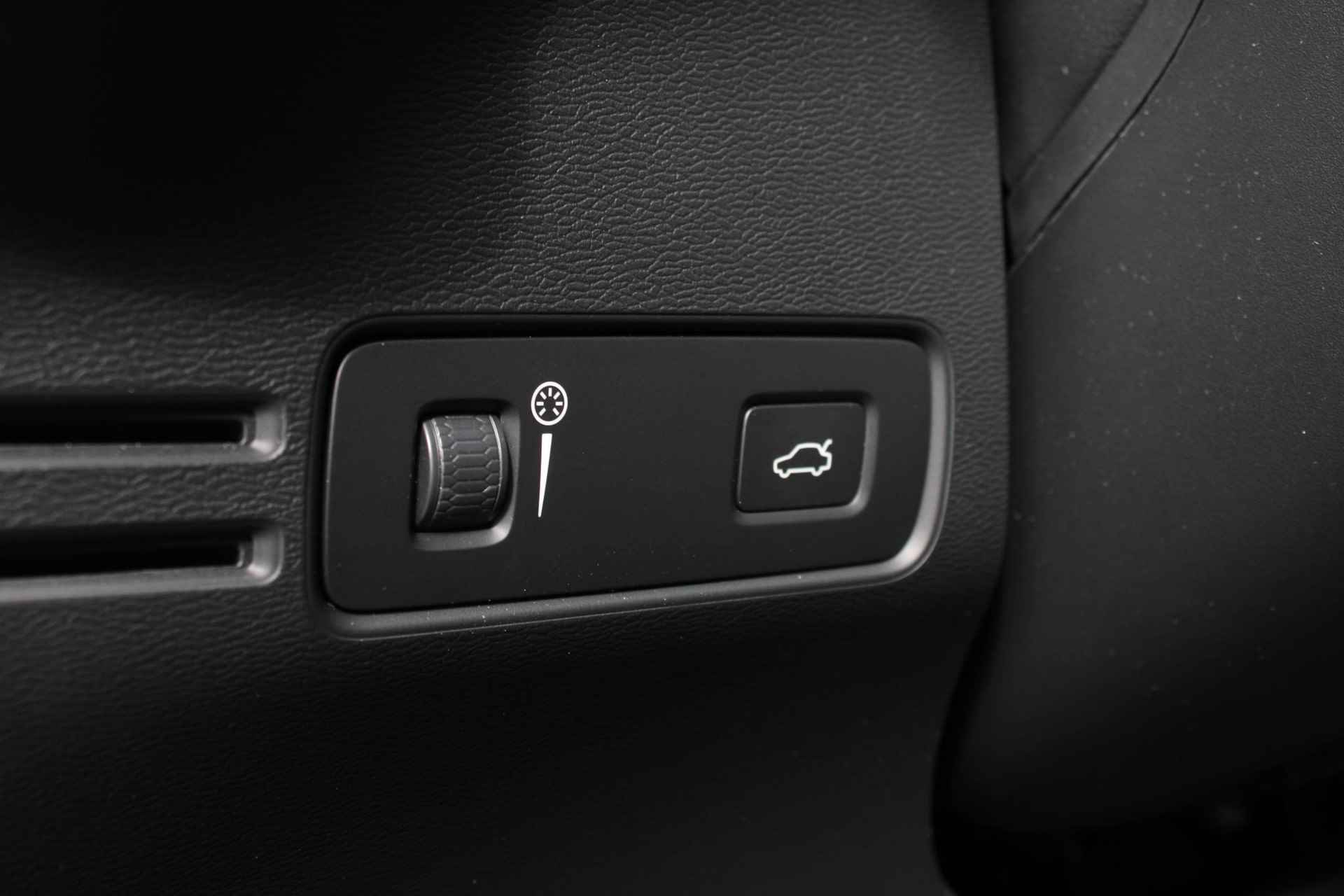 Volvo XC40 1.5 T2 Business Pro, Elektrisch verstelbare voorstoelen + bestuurdersstoel met geheugen, Apple Carplay/Android auto, Parkeersensoren, Voorstoelen/Stuur Verwarmd,  18'' Lichtmetalen Velgen - 17/55