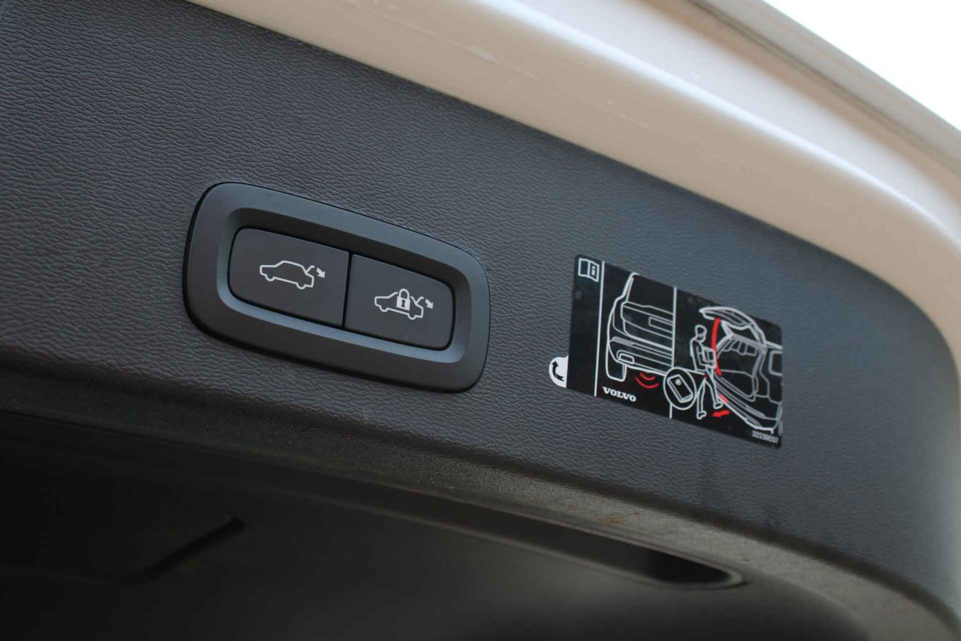 Volvo XC40 1.5 T2 Business Pro, Elektrisch verstelbare voorstoelen + bestuurdersstoel met geheugen, Apple Carplay/Android auto, Parkeersensoren, Voorstoelen/Stuur Verwarmd,  18'' Lichtmetalen Velgen - 23/55