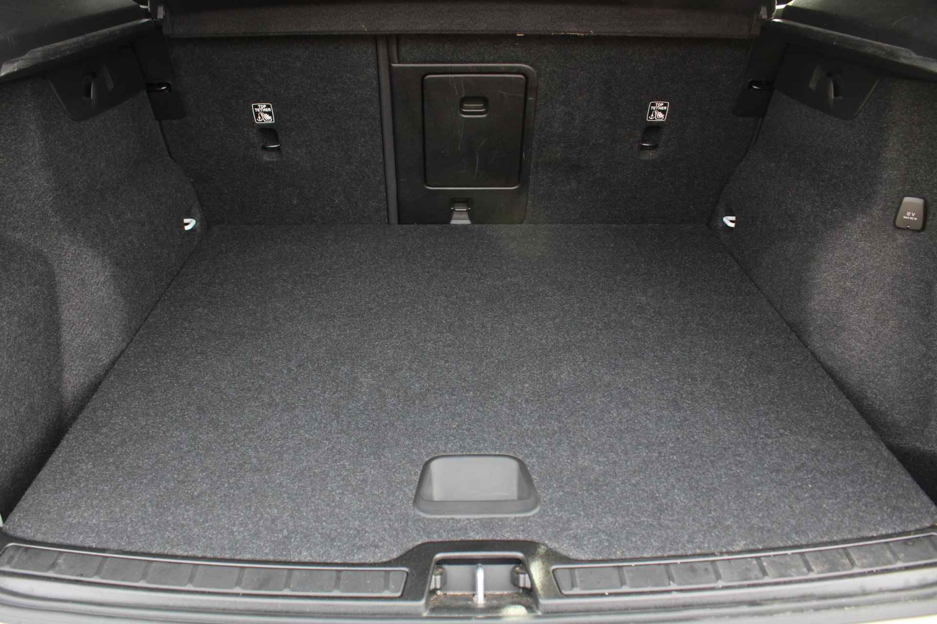 Volvo XC40 1.5 T2 Business Pro, Elektrisch verstelbare voorstoelen + bestuurdersstoel met geheugen, Apple Carplay/Android auto, Parkeersensoren, Voorstoelen/Stuur Verwarmd,  18'' Lichtmetalen Velgen - 24/55