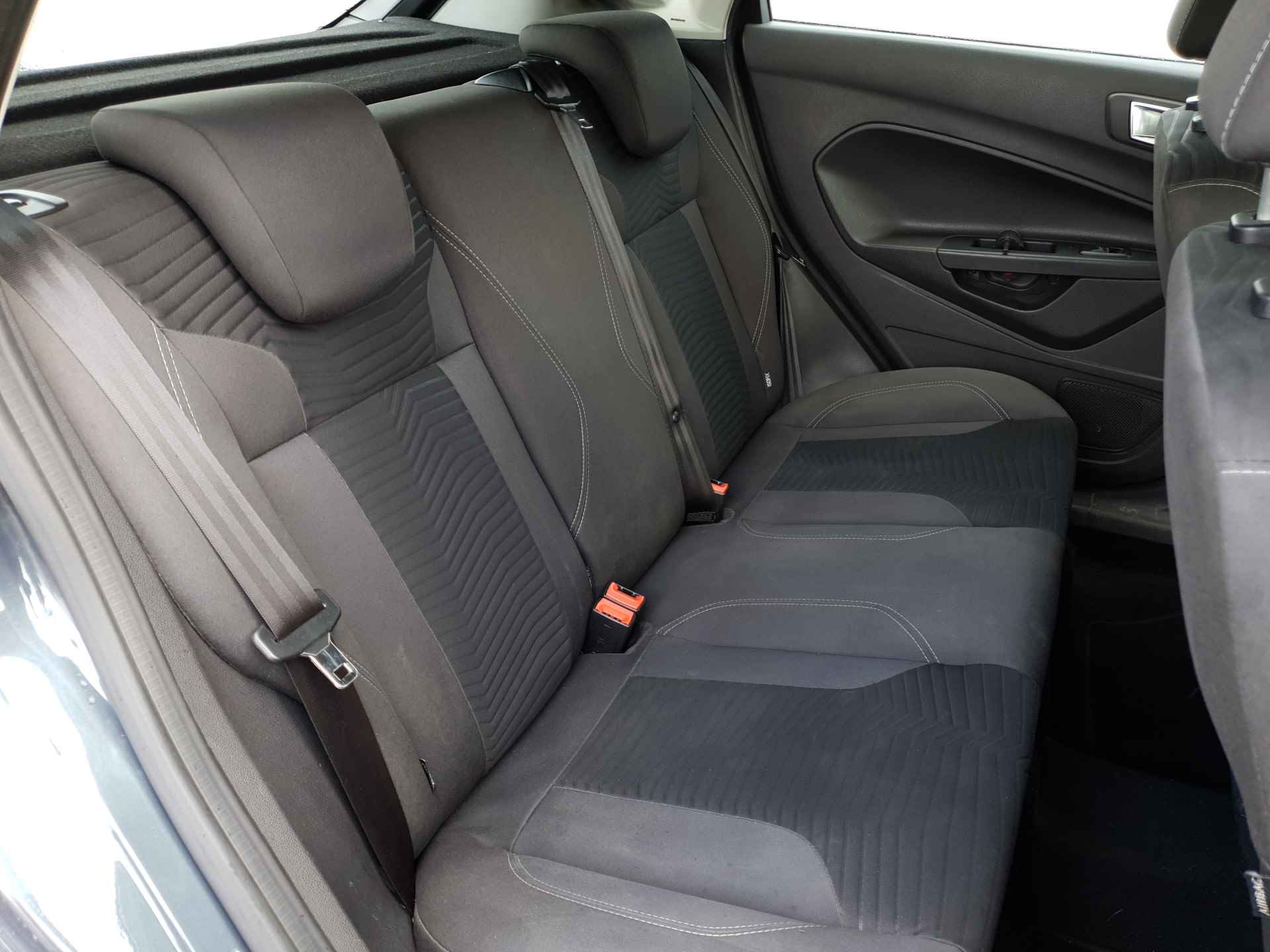Ford Fiesta 1.0 EcoBoost Titanium | Stoelverwarming | Navigatie | Voorruitverwarming | Cruise Control - 32/33
