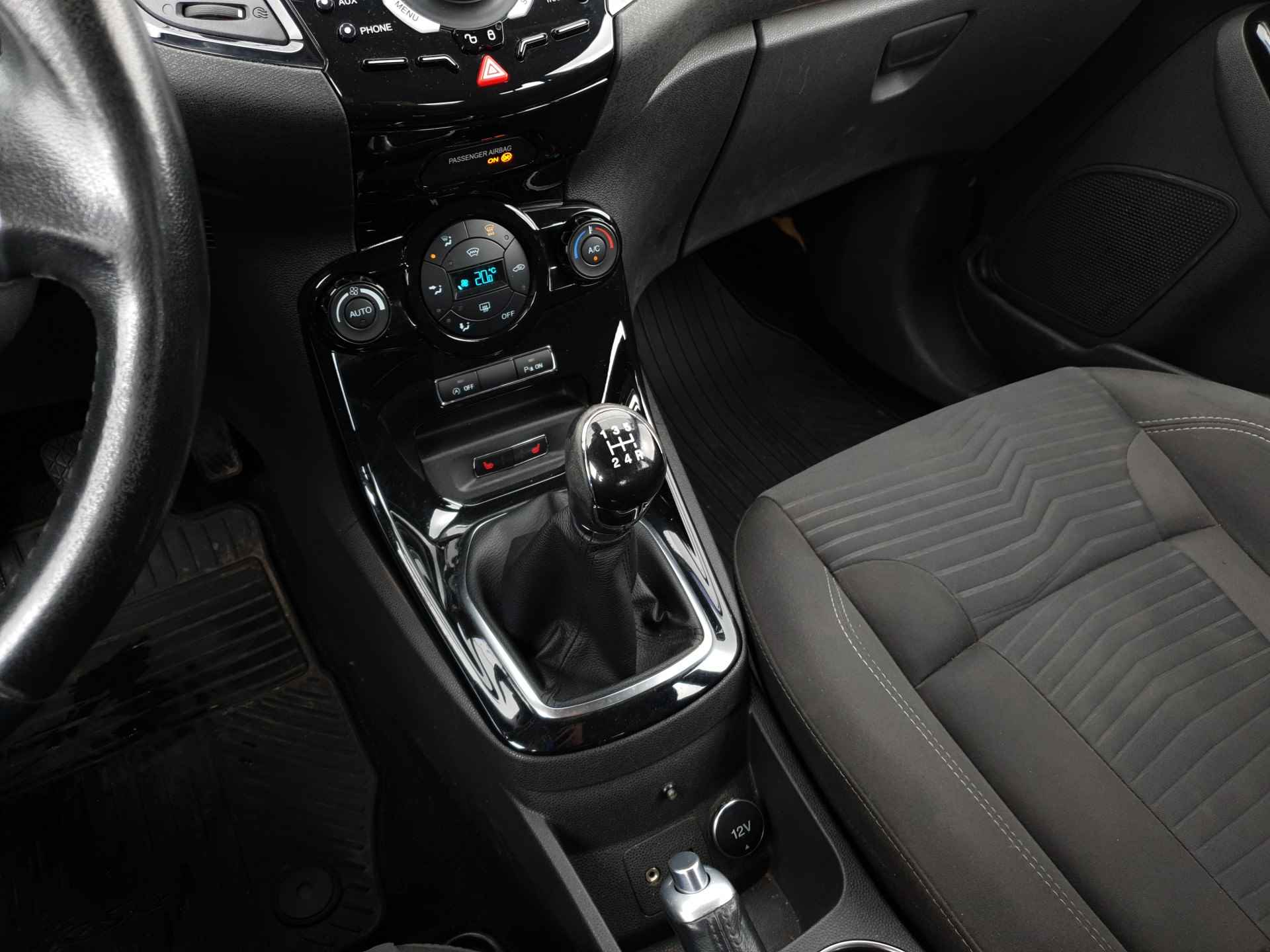 Ford Fiesta 1.0 EcoBoost Titanium | Stoelverwarming | Navigatie | Voorruitverwarming | Cruise Control - 28/33