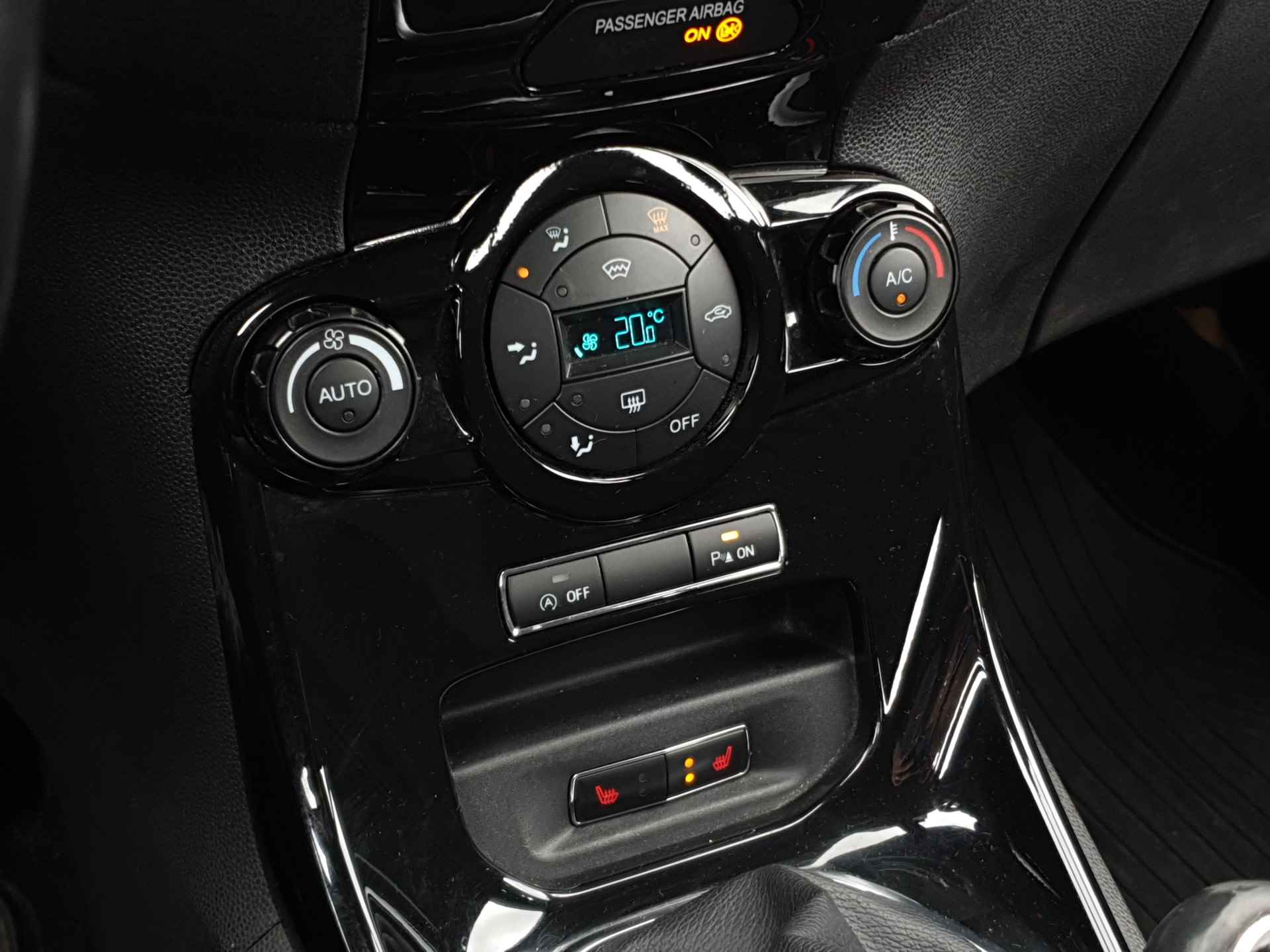 Ford Fiesta 1.0 EcoBoost Titanium | Stoelverwarming | Navigatie | Voorruitverwarming | Cruise Control - 29/33