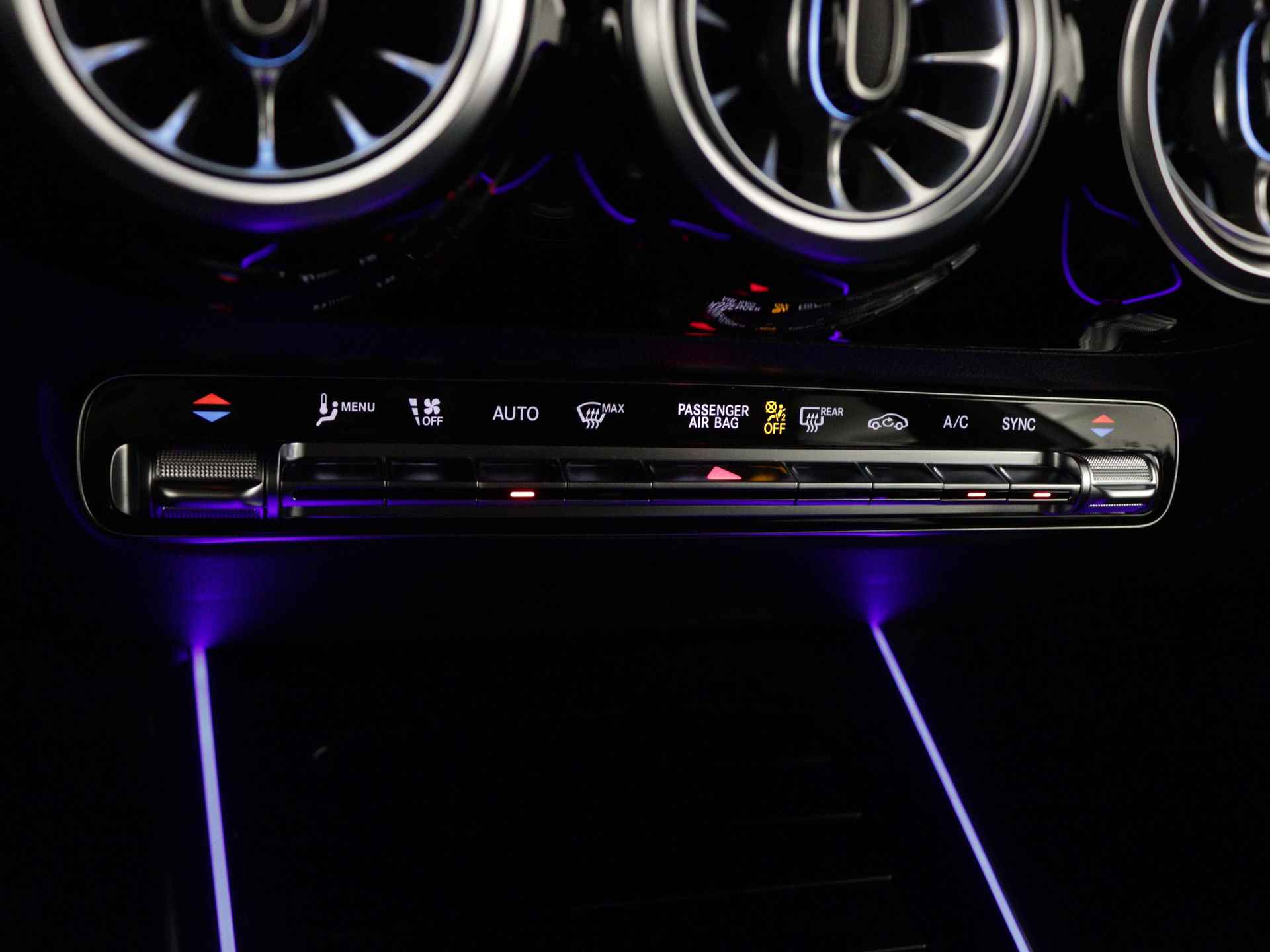 Mercedes-Benz B-Klasse 180 AMG Line | Nightpakket | Premium pakket | EASY PACK achterklep | USB-pakket plus | MBUX augmented reality voor navigatie | Sfeerverlichting | Zitcomfortpakket | - 9/35