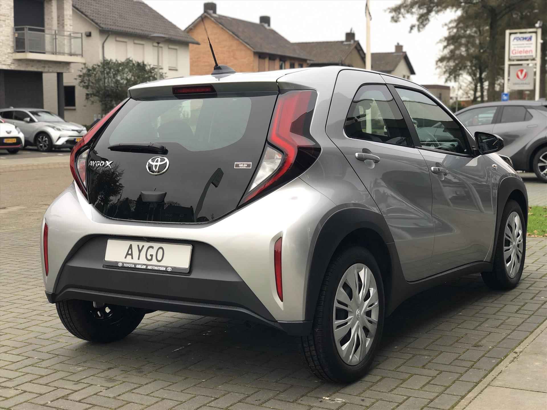 Toyota Aygo X 1.0 VVT-i Play Plus | Apple CarPlay/Android auto, Parkeercamera, Climate control, Stoelverwarming, Keyless - 4/33