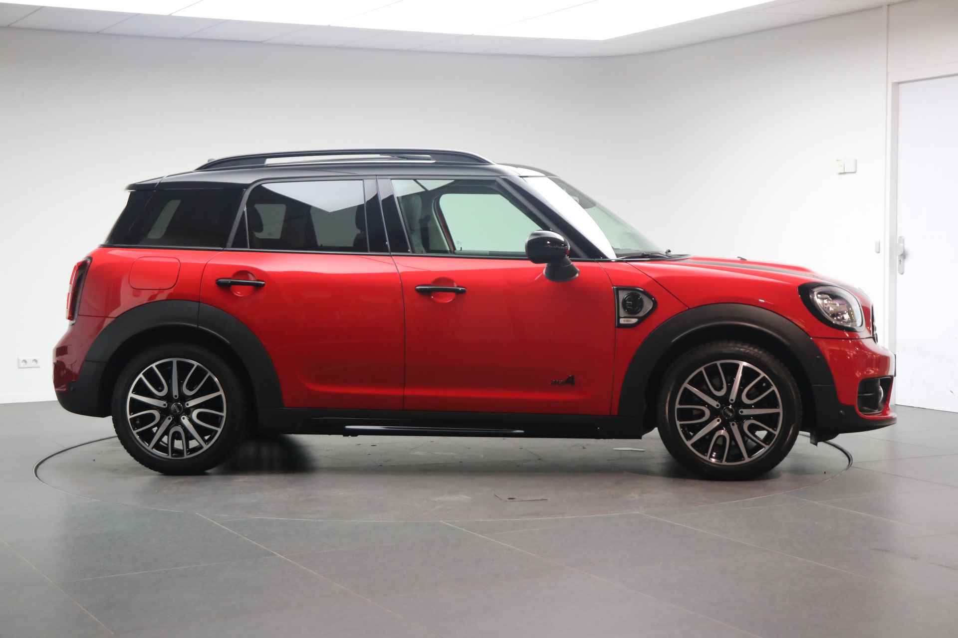 MINI Countryman Cooper SE ALL4 Automaat / Phttps://wheelerdelta.autodata.nl/#/fotovideo/19856572anoramadak / Achteruitrijcamera / 	Active Cruise Control / Comfort Access / Head-Up / Apple CarPlay - 6/26