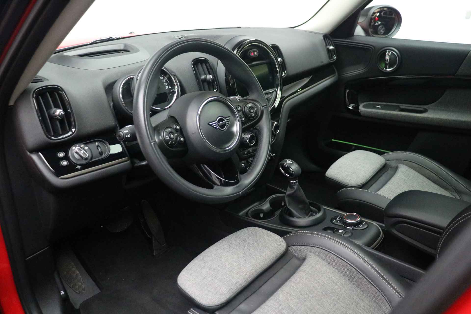 MINI Countryman Cooper SE ALL4 Automaat / Phttps://wheelerdelta.autodata.nl/#/fotovideo/19856572anoramadak / Achteruitrijcamera / 	Active Cruise Control / Comfort Access / Head-Up / Apple CarPlay - 9/26