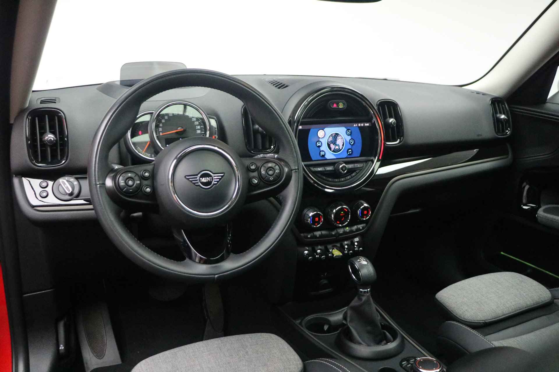 MINI Countryman Cooper SE ALL4 Automaat / Phttps://wheelerdelta.autodata.nl/#/fotovideo/19856572anoramadak / Achteruitrijcamera / 	Active Cruise Control / Comfort Access / Head-Up / Apple CarPlay - 23/26