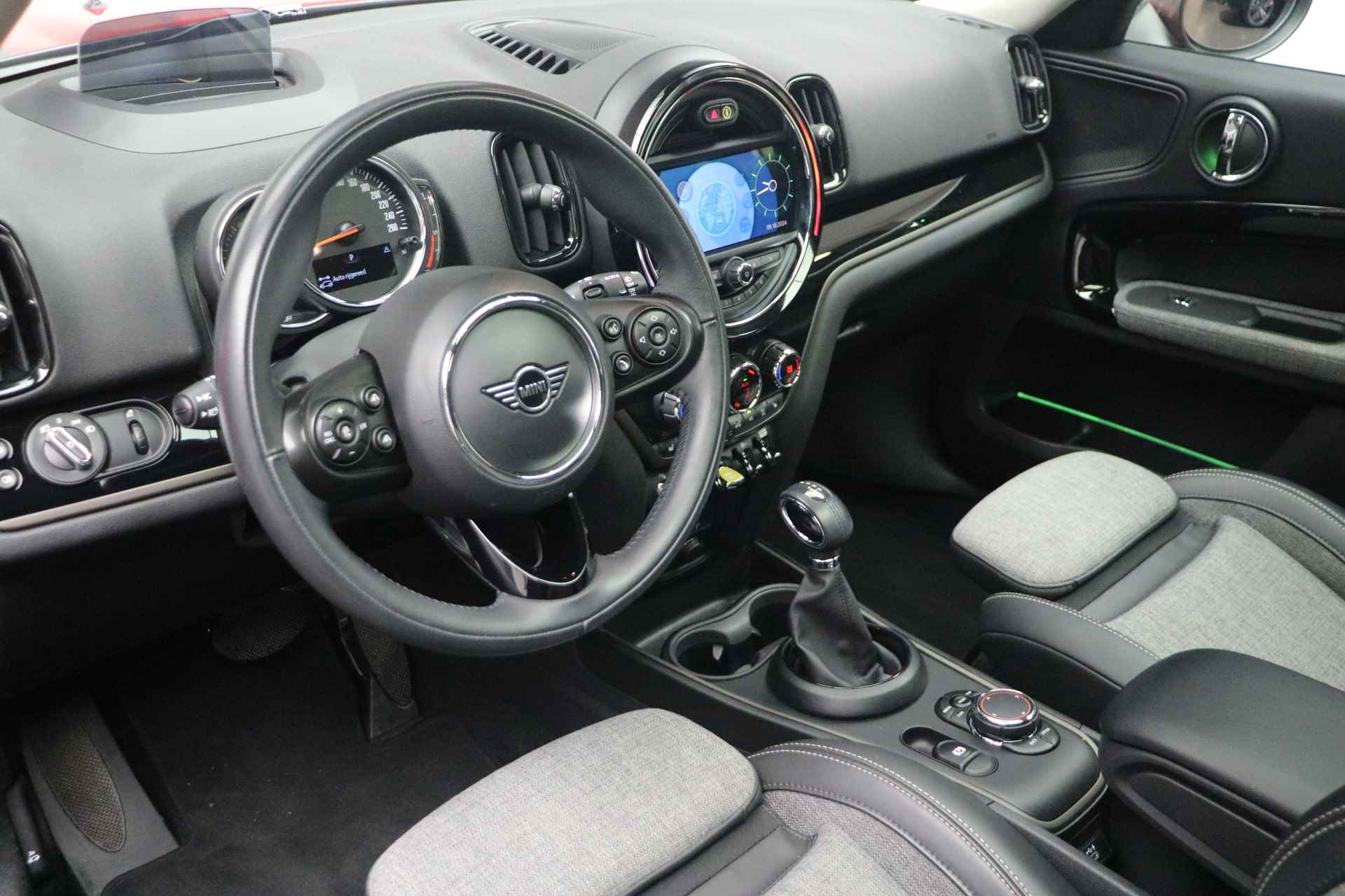 MINI Countryman Cooper SE ALL4 Automaat / Phttps://wheelerdelta.autodata.nl/#/fotovideo/19856572anoramadak / Achteruitrijcamera / 	Active Cruise Control / Comfort Access / Head-Up / Apple CarPlay - 26/26