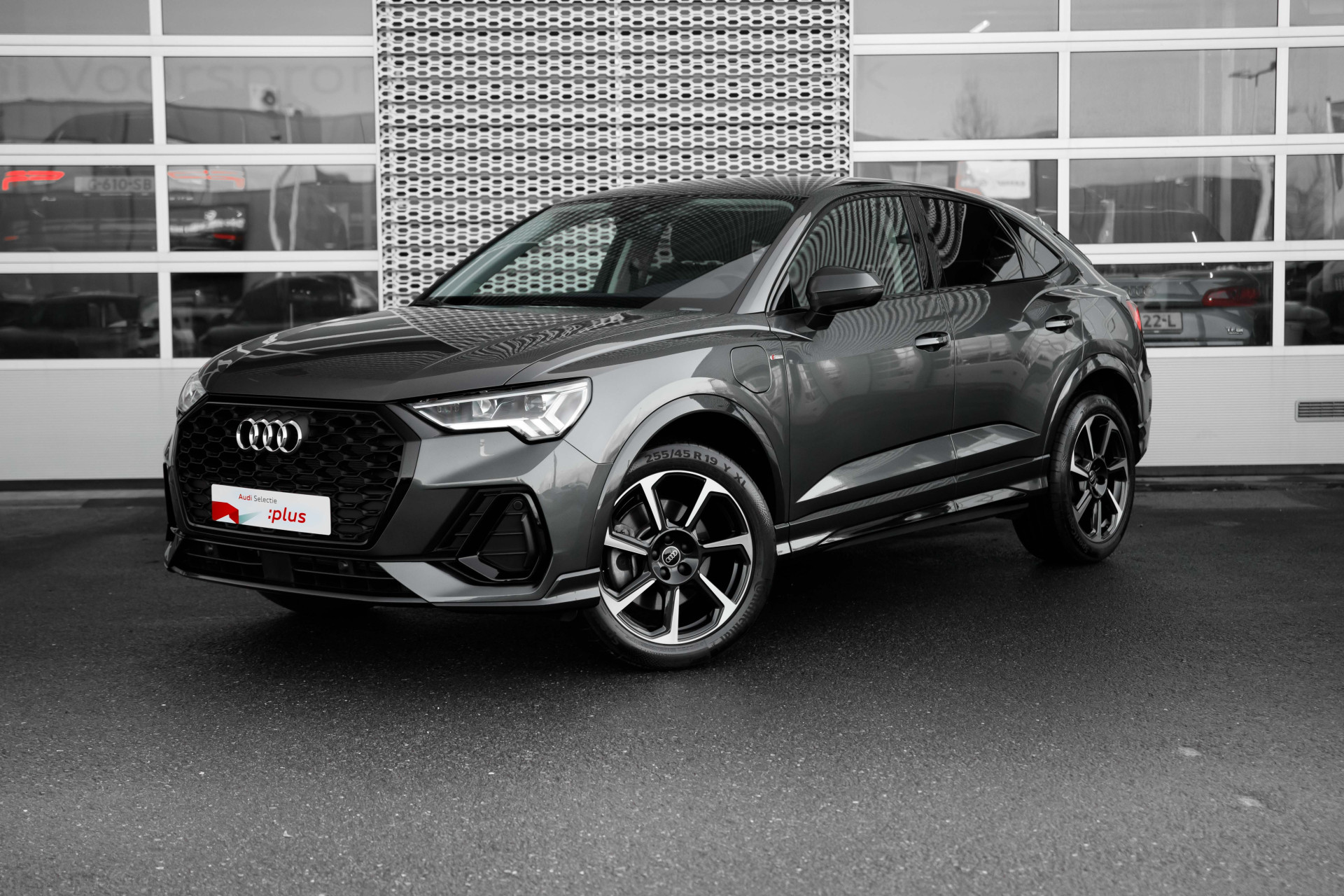 Audi Q3 Sportback 45 TFSI e 245pk S-Line | Keyless | Adaptive cruise | Trekhaak | 19" | Stoelverwarming