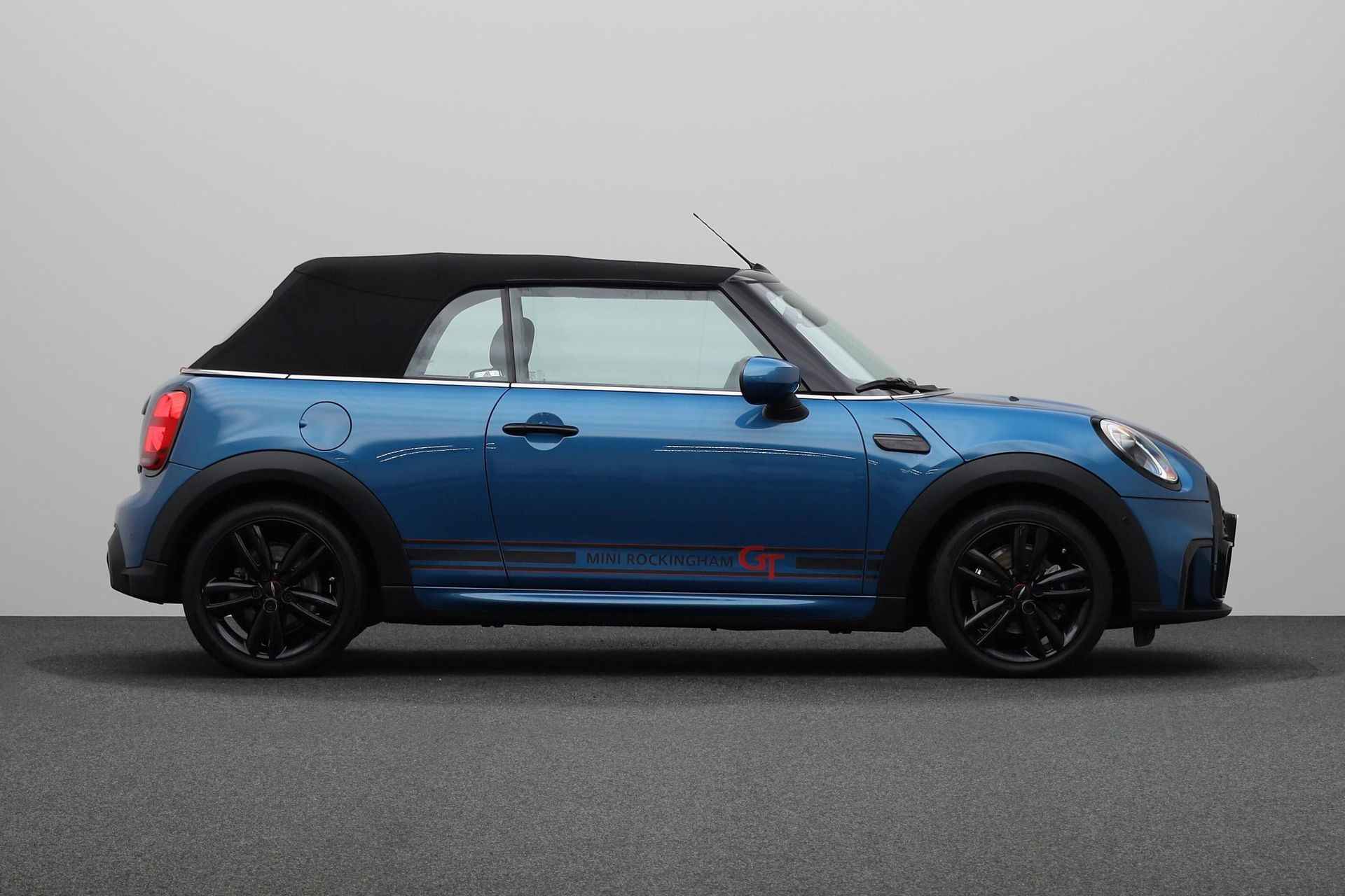 MINI Cabrio 1.5 Cooper Seaside Edition | 17" LM JCW Track Spoke zwart | Harman-Kardon sound system |  MINI Navigatiesysteem |  Stuurwielrand Verwarmd | - 32/33