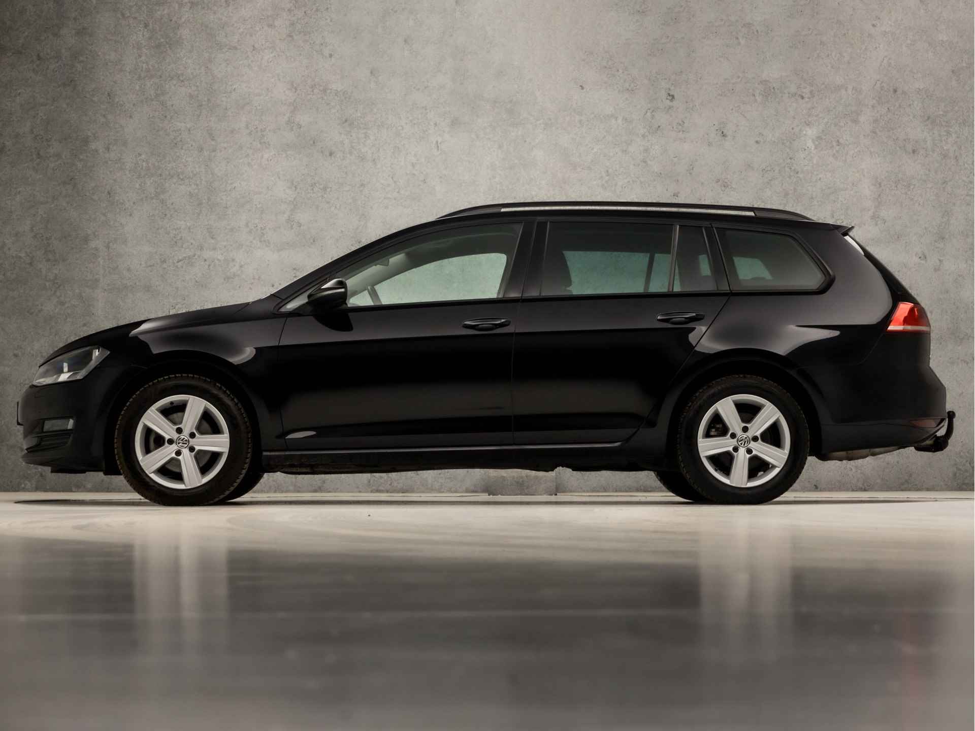 Volkswagen GOLF Variant 2.0 TDI Highline 150Pk (NAVIGATIE, CLIMATE, STOELVERWARMING, GETINT GLAS, SPORTSTOELEN, TREKHAAK, PARKEERSENSOREN, CRUISE, NIEUWE APK, NIEUWSTAAT) - 2/34