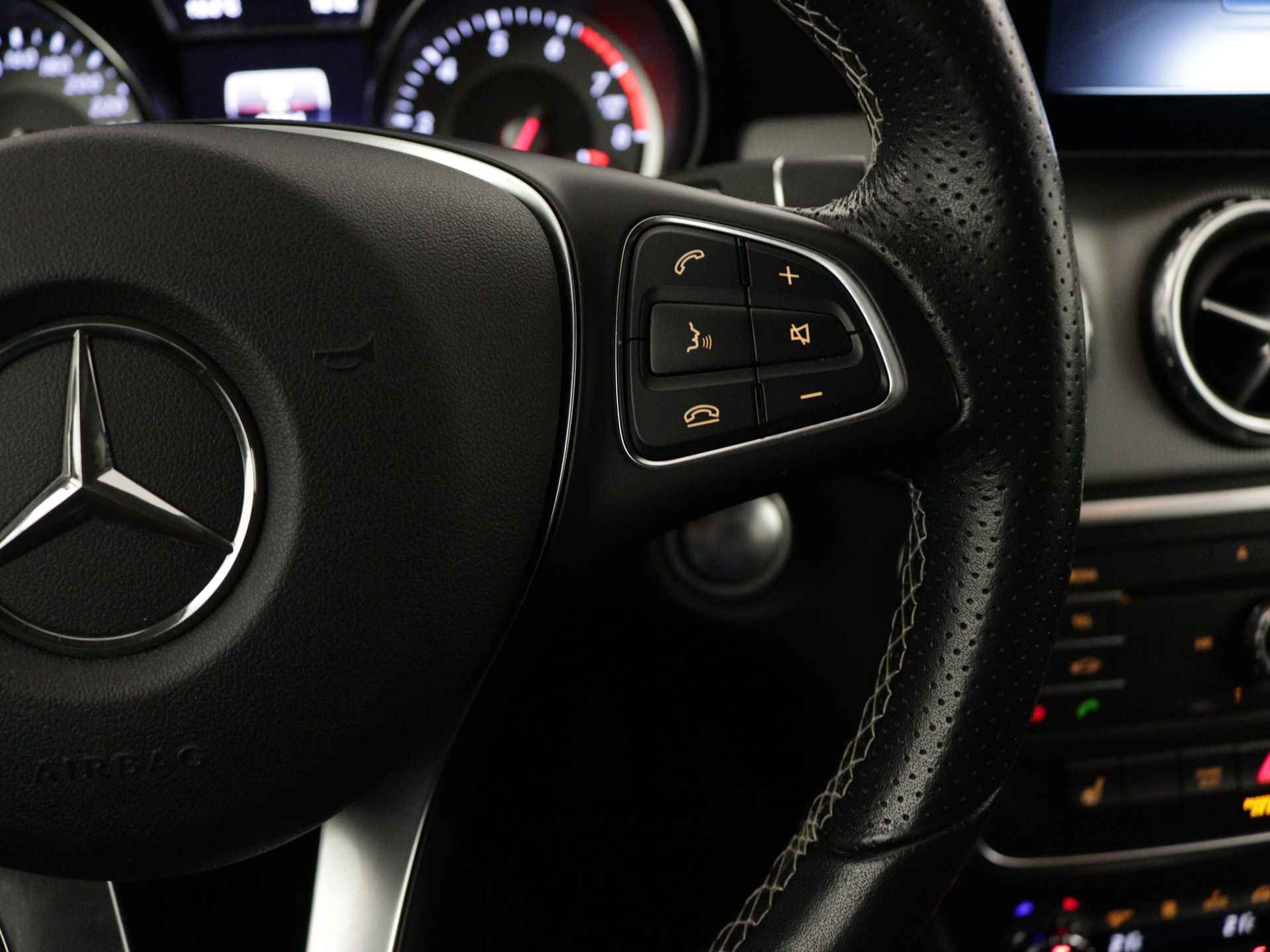 Mercedes-Benz GLA 200 Premium Plus Limited | Navigatie | Memory Seat | Stoelverwarming | - 24/45