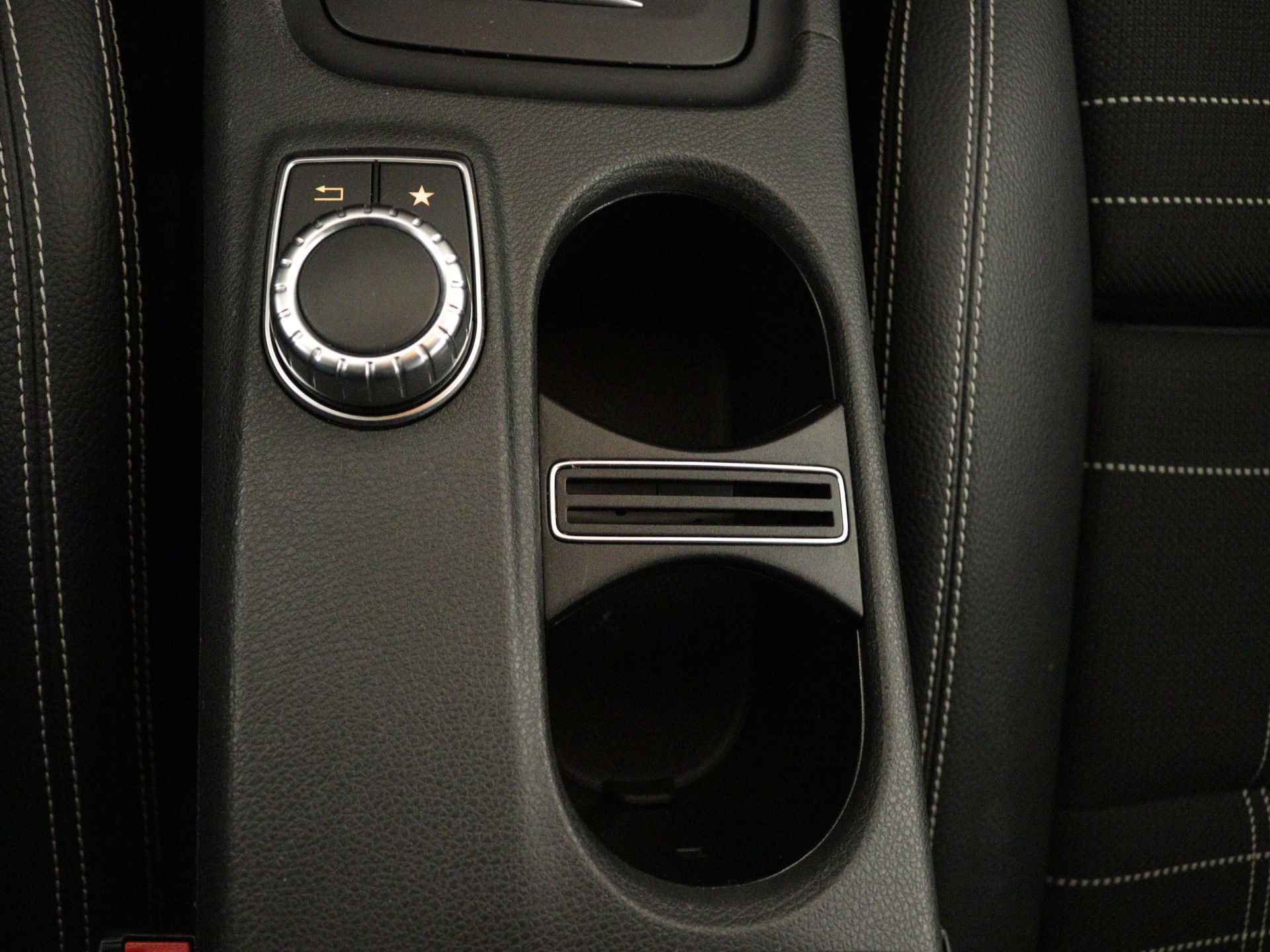 Mercedes-Benz GLA 200 Premium Plus Limited | Navigatie | Memory Seat | Stoelverwarming | - 36/45