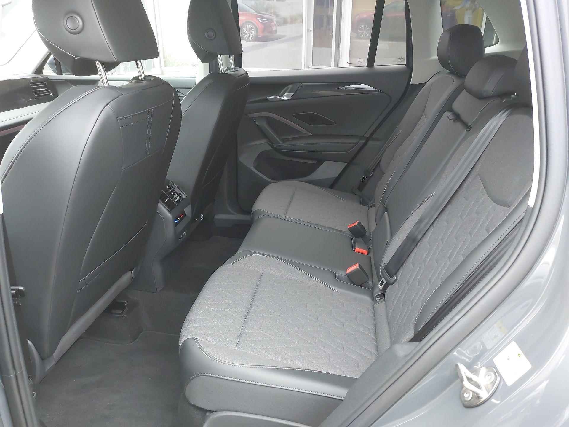 Volkswagen Tiguan Life Edition 1.5 eTSI 130 pk 7 versn. DSG · Comfort pakket · Velgen Napoli', 18 inch lichtmetaal · Draadloze telefoonlader · - 14/15