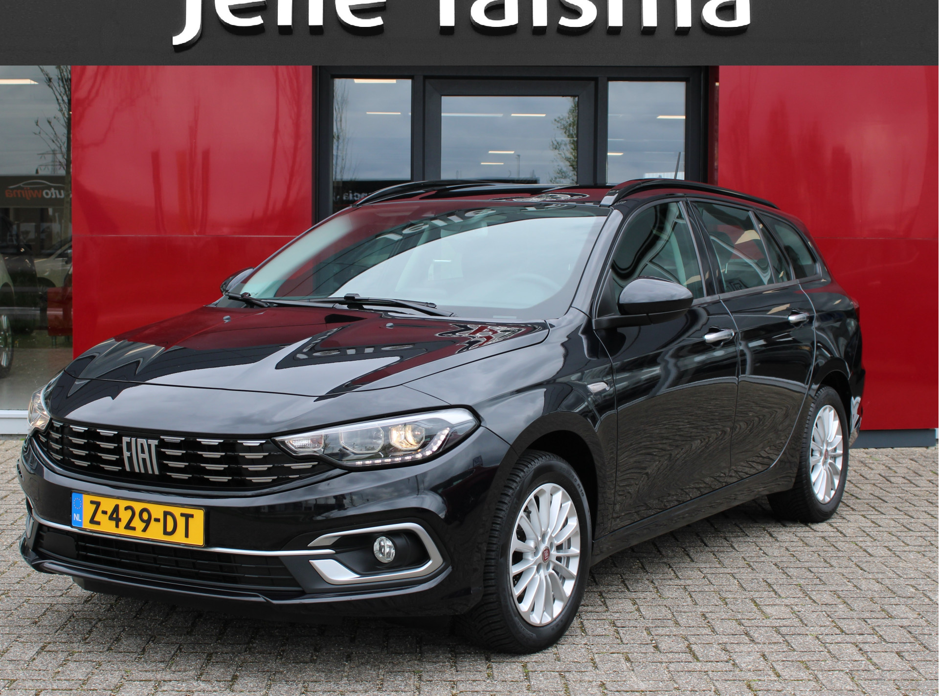 Fiat Tipo Stationwagon 1.0 T 100 Life | Climate Control | Apple Carplay/Android Auto | Stoelverwarming | Parkeersensoren Achter Let op rijdende auto, niet altijd aanwezig