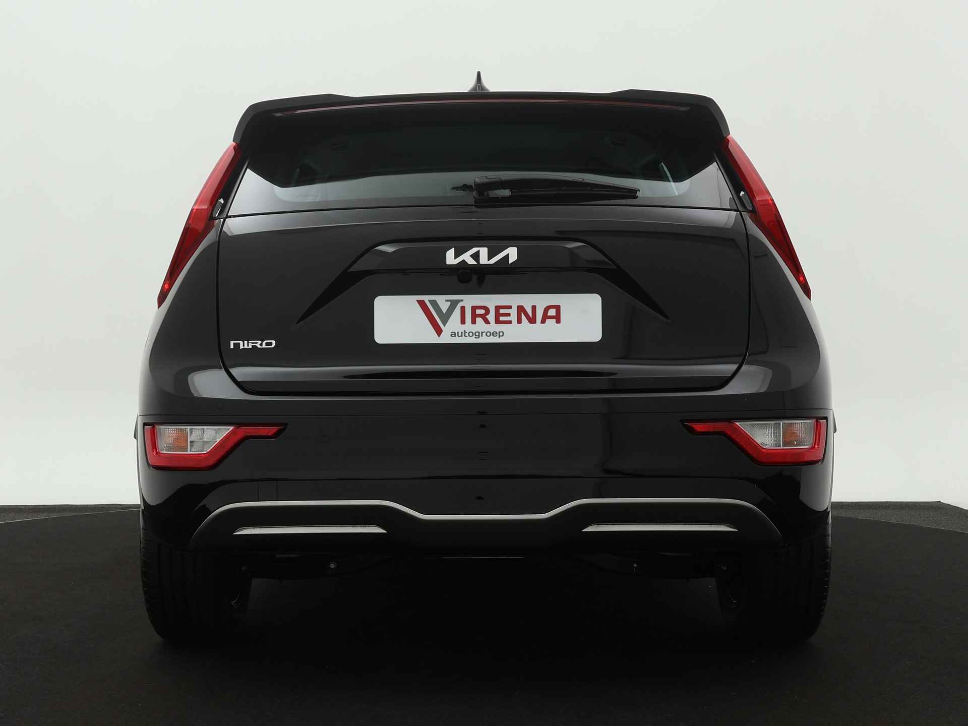 Kia Niro EV DynamicLine 64.8 kWh * Nieuw uit voorraad leverbaar en €2.950,- Subsidie beschikbaar * - Navigatie - Apple Carplay/Android Auto - Parkeersensoren voor en achter - Batterijverwarming - 100kW snellader - Fabrieksgarantie tot 2031 - 6/53