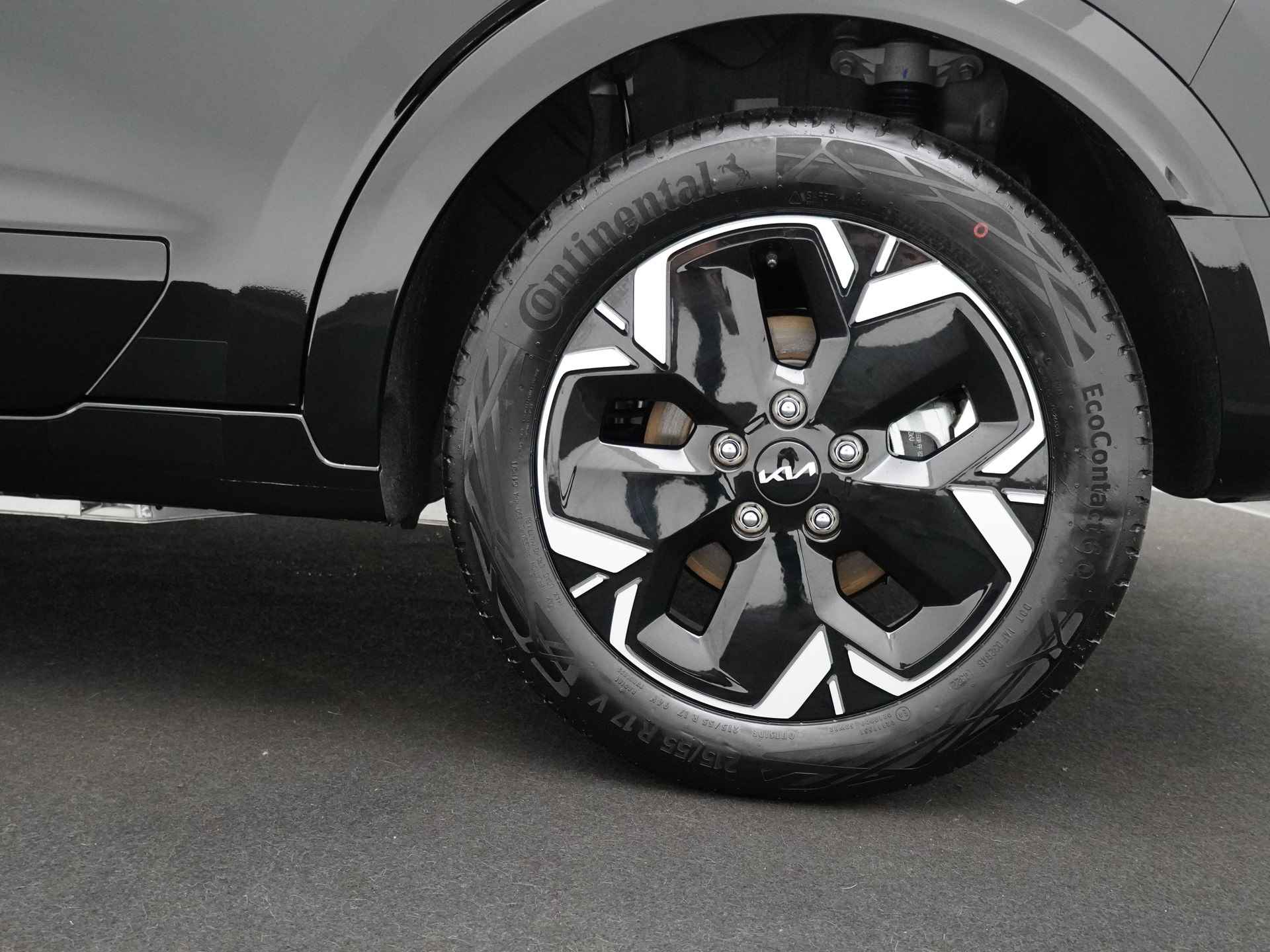 Kia Niro EV DynamicLine 64.8 kWh * Nieuw uit voorraad leverbaar en €2.950,- Subsidie beschikbaar * - Navigatie - Apple Carplay/Android Auto - Parkeersensoren voor en achter - Batterijverwarming - 100kW snellader - Fabrieksgarantie tot 2031 - 15/53
