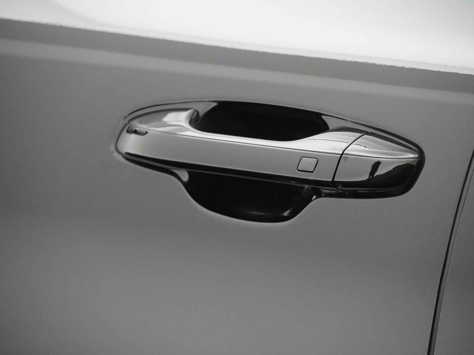 Kia Niro EV DynamicLine 64.8 kWh * Nieuw uit voorraad leverbaar en €2.950,- Subsidie beschikbaar * - Navigatie - Apple Carplay/Android Auto - Parkeersensoren voor en achter - Batterijverwarming - 100kW snellader - Fabrieksgarantie tot 2031 - 16/53