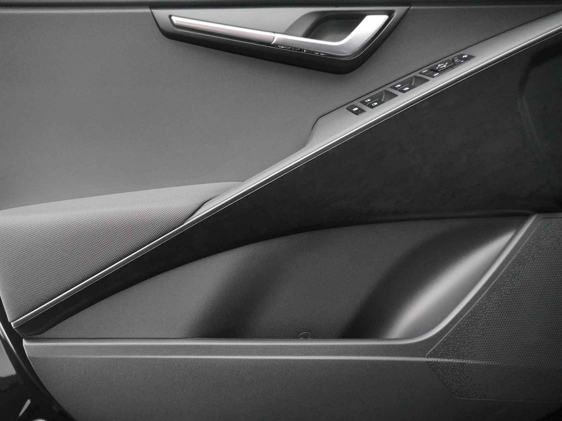 Kia Niro EV DynamicLine 64.8 kWh * Nieuw uit voorraad leverbaar en €2.950,- Subsidie beschikbaar * - Navigatie - Apple Carplay/Android Auto - Parkeersensoren voor en achter - Batterijverwarming - 100kW snellader - Fabrieksgarantie tot 2031 - 17/53