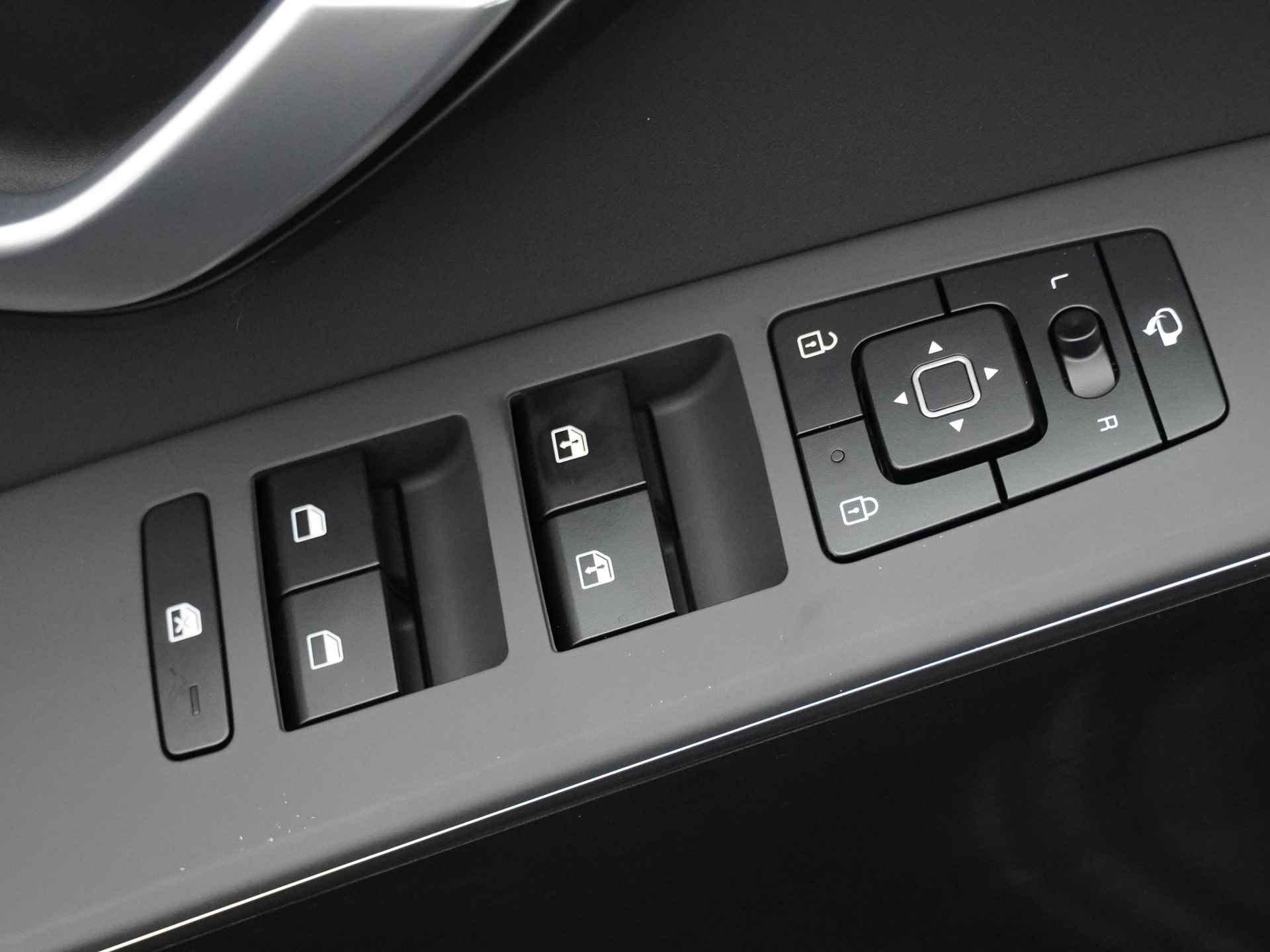 Kia Niro EV DynamicLine 64.8 kWh * Nieuw uit voorraad leverbaar en €2.950,- Subsidie beschikbaar * - Navigatie - Apple Carplay/Android Auto - Parkeersensoren voor en achter - Batterijverwarming - 100kW snellader - Fabrieksgarantie tot 2031 - 18/53