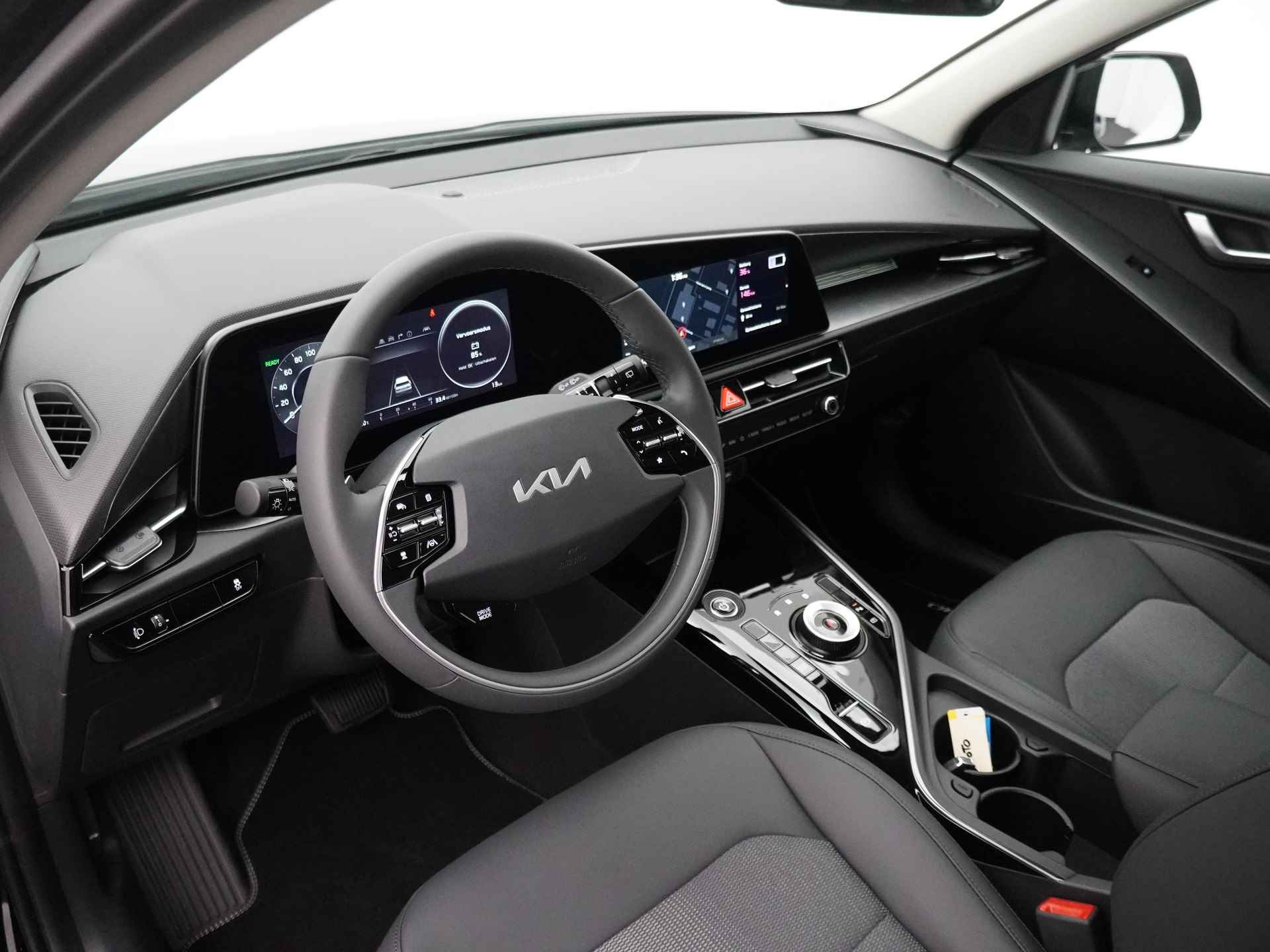 Kia Niro EV DynamicLine 64.8 kWh * Nieuw uit voorraad leverbaar en €2.950,- Subsidie beschikbaar * - Navigatie - Apple Carplay/Android Auto - Parkeersensoren voor en achter - Batterijverwarming - 100kW snellader - Fabrieksgarantie tot 2031 - 20/53