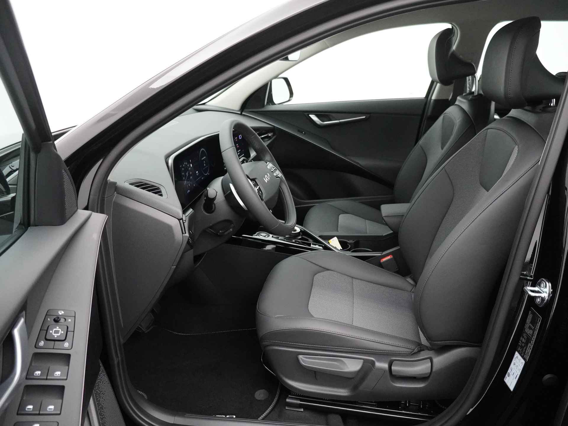 Kia Niro EV DynamicLine 64.8 kWh * Nieuw uit voorraad leverbaar en €2.950,- Subsidie beschikbaar * - Navigatie - Apple Carplay/Android Auto - Parkeersensoren voor en achter - Batterijverwarming - 100kW snellader - Fabrieksgarantie tot 2031 - 21/53