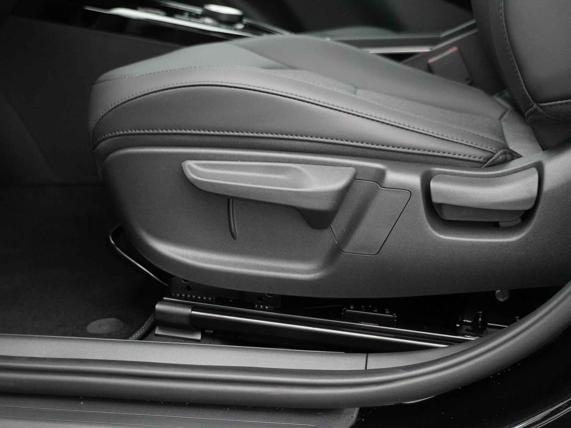 Kia Niro EV DynamicLine 64.8 kWh * Nieuw uit voorraad leverbaar en €2.950,- Subsidie beschikbaar * - Navigatie - Apple Carplay/Android Auto - Parkeersensoren voor en achter - Batterijverwarming - 100kW snellader - Fabrieksgarantie tot 2031 - 22/53