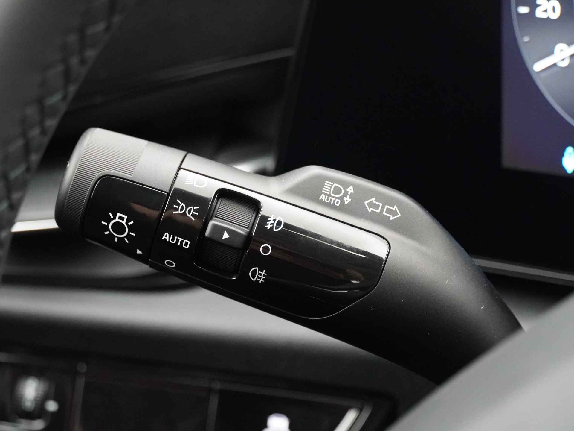 Kia Niro EV DynamicLine 64.8 kWh * Nieuw uit voorraad leverbaar en €2.950,- Subsidie beschikbaar * - Navigatie - Apple Carplay/Android Auto - Parkeersensoren voor en achter - Batterijverwarming - 100kW snellader - Fabrieksgarantie tot 2031 - 23/53