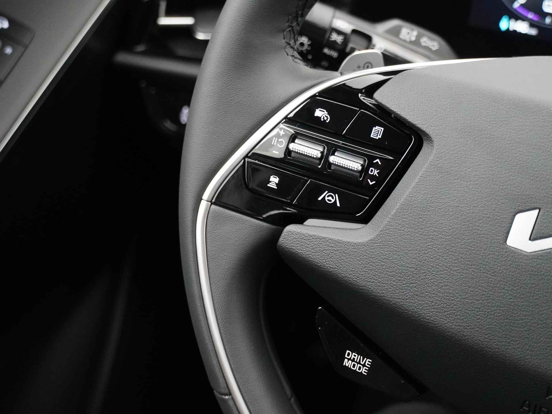 Kia Niro EV DynamicLine 64.8 kWh * Nieuw uit voorraad leverbaar en €2.950,- Subsidie beschikbaar * - Navigatie - Apple Carplay/Android Auto - Parkeersensoren voor en achter - Batterijverwarming - 100kW snellader - Fabrieksgarantie tot 2031 - 24/53