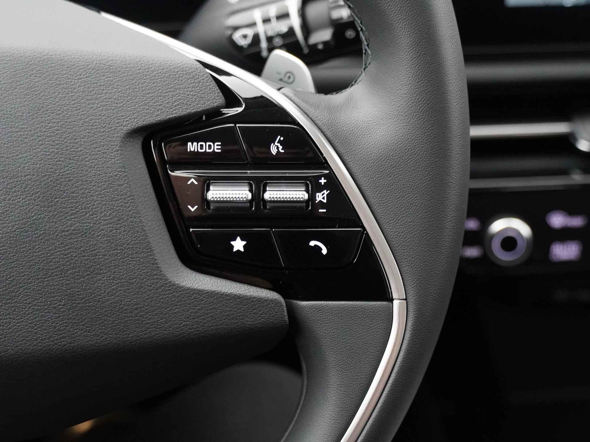 Kia Niro EV DynamicLine 64.8 kWh * Nieuw uit voorraad leverbaar en €2.950,- Subsidie beschikbaar * - Navigatie - Apple Carplay/Android Auto - Parkeersensoren voor en achter - Batterijverwarming - 100kW snellader - Fabrieksgarantie tot 2031 - 26/53