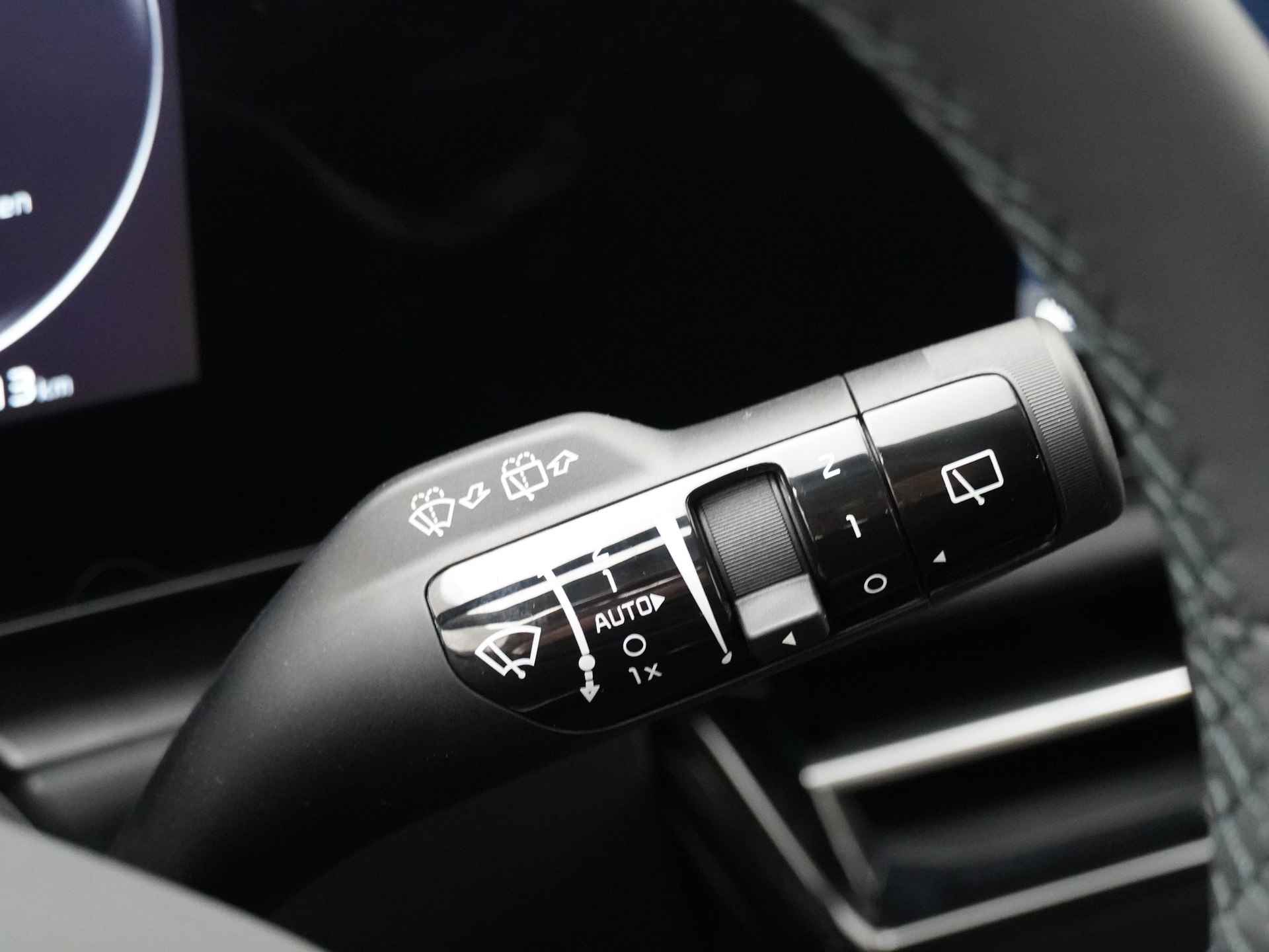 Kia Niro EV DynamicLine 64.8 kWh * Nieuw uit voorraad leverbaar en €2.950,- Subsidie beschikbaar * - Navigatie - Apple Carplay/Android Auto - Parkeersensoren voor en achter - Batterijverwarming - 100kW snellader - Fabrieksgarantie tot 2031 - 27/53