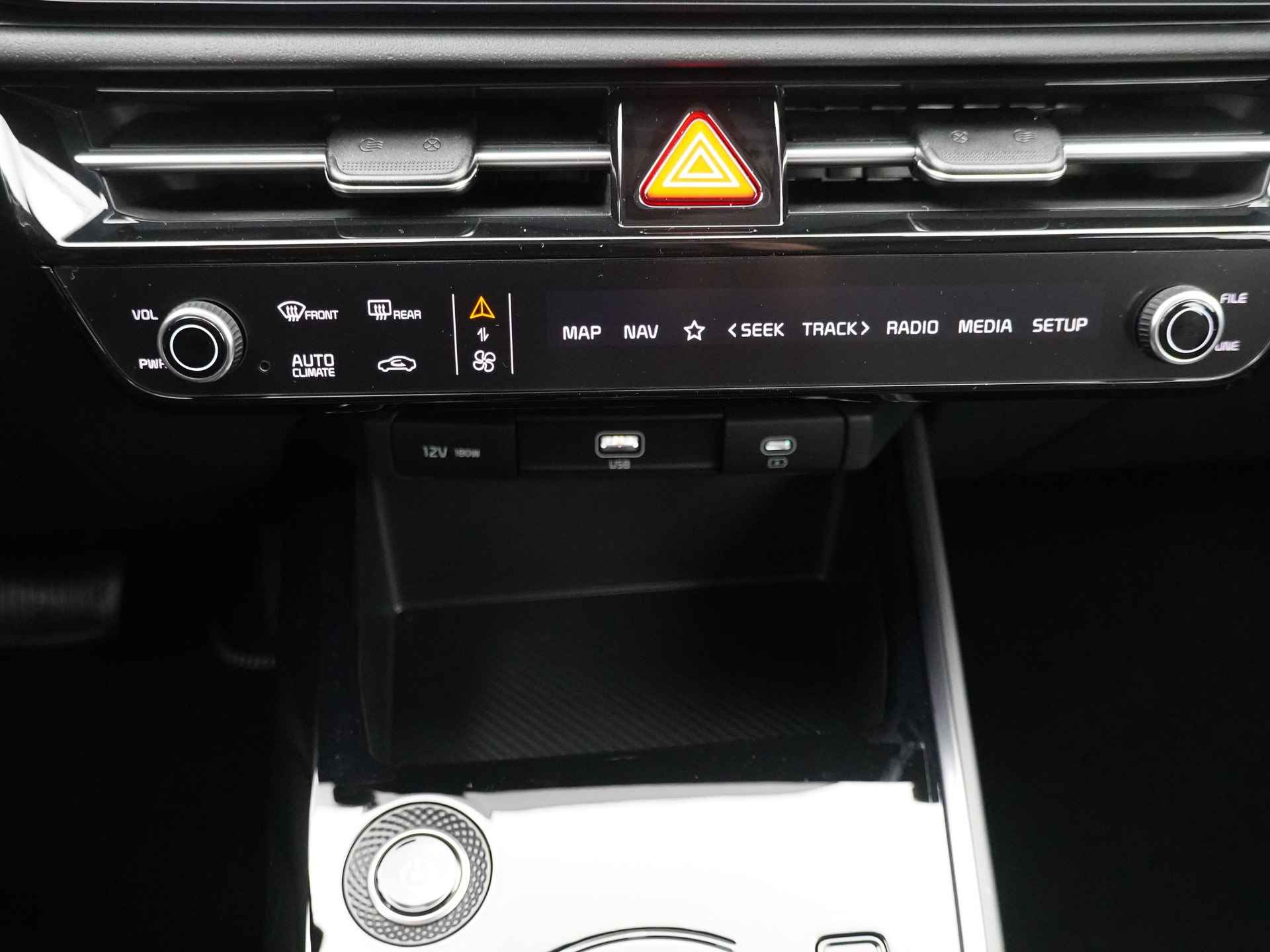 Kia Niro EV DynamicLine 64.8 kWh * Nieuw uit voorraad leverbaar en €2.950,- Subsidie beschikbaar * - Navigatie - Apple Carplay/Android Auto - Parkeersensoren voor en achter - Batterijverwarming - 100kW snellader - Fabrieksgarantie tot 2031 - 30/53