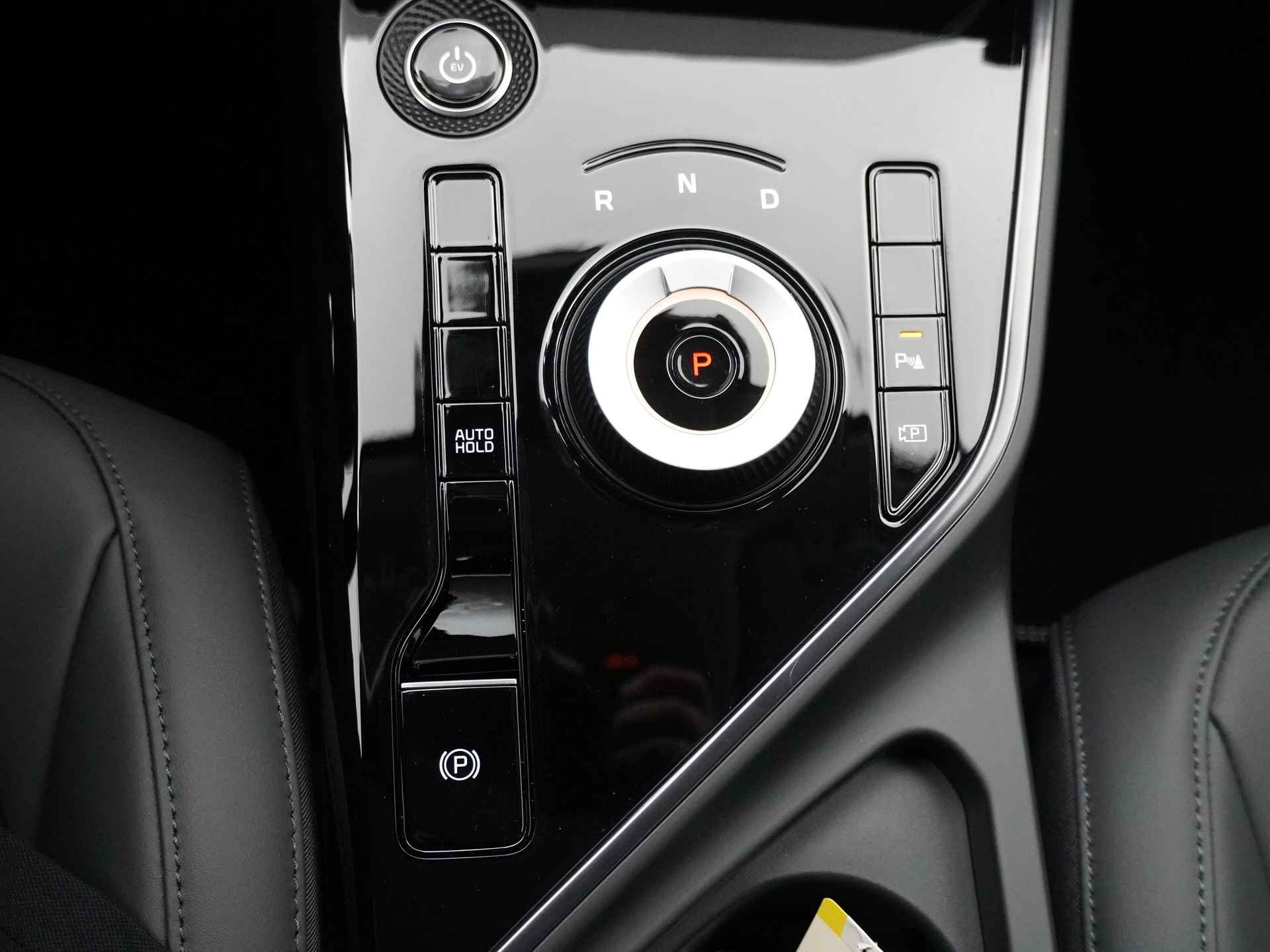 Kia Niro EV DynamicLine 64.8 kWh * Nieuw uit voorraad leverbaar en €2.950,- Subsidie beschikbaar * - Navigatie - Apple Carplay/Android Auto - Parkeersensoren voor en achter - Batterijverwarming - 100kW snellader - Fabrieksgarantie tot 2031 - 31/53