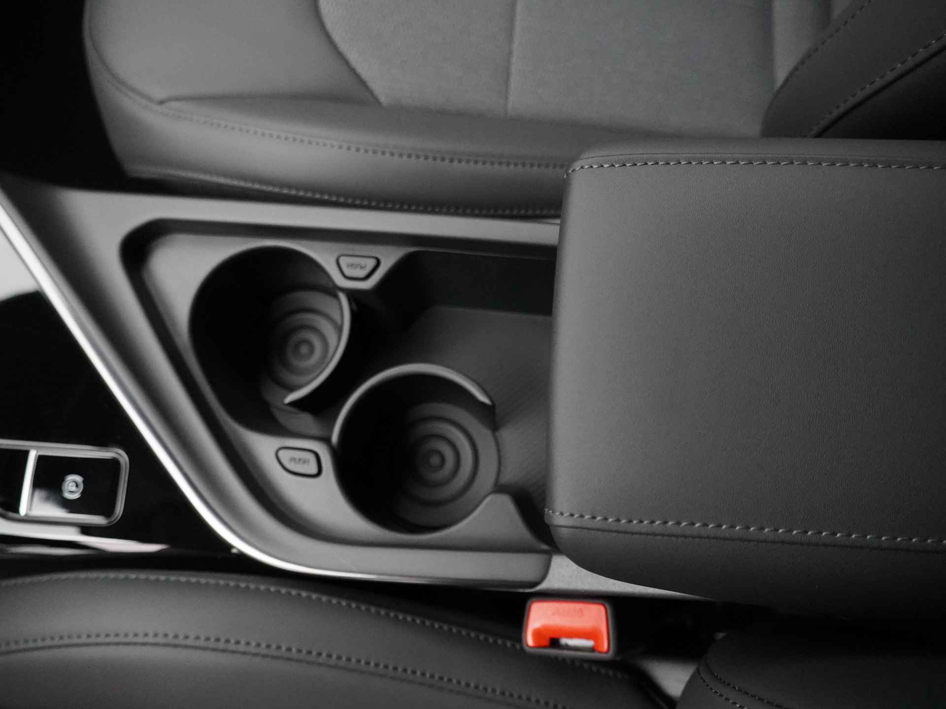 Kia Niro EV DynamicLine 64.8 kWh * Nieuw uit voorraad leverbaar en €2.950,- Subsidie beschikbaar * - Navigatie - Apple Carplay/Android Auto - Parkeersensoren voor en achter - Batterijverwarming - 100kW snellader - Fabrieksgarantie tot 2031 - 32/53