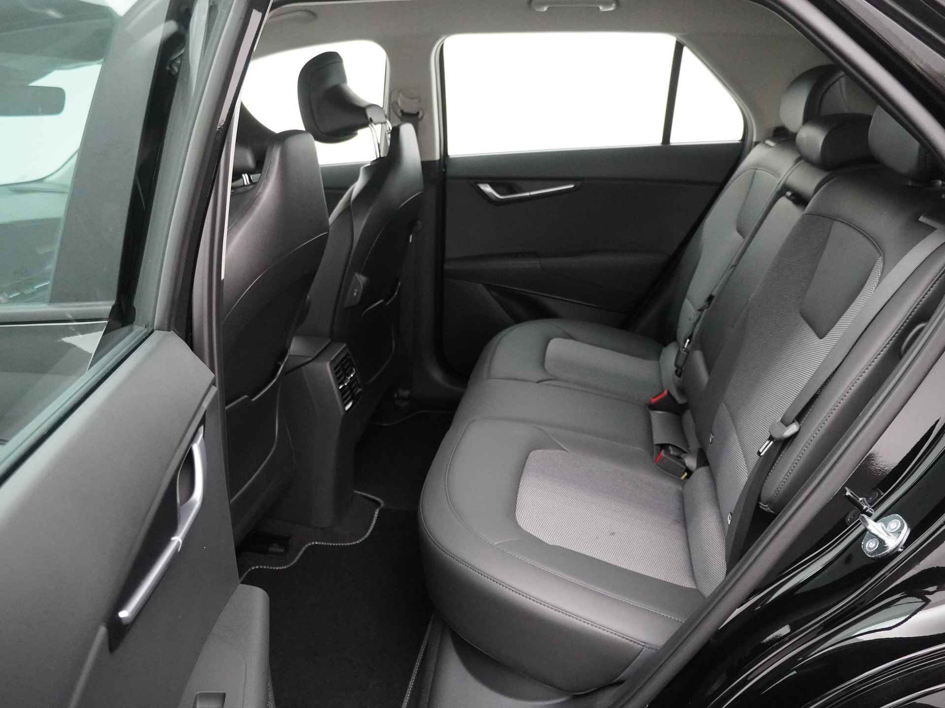 Kia Niro EV DynamicLine 64.8 kWh * Nieuw uit voorraad leverbaar en €2.950,- Subsidie beschikbaar * - Navigatie - Apple Carplay/Android Auto - Parkeersensoren voor en achter - Batterijverwarming - 100kW snellader - Fabrieksgarantie tot 2031 - 33/53