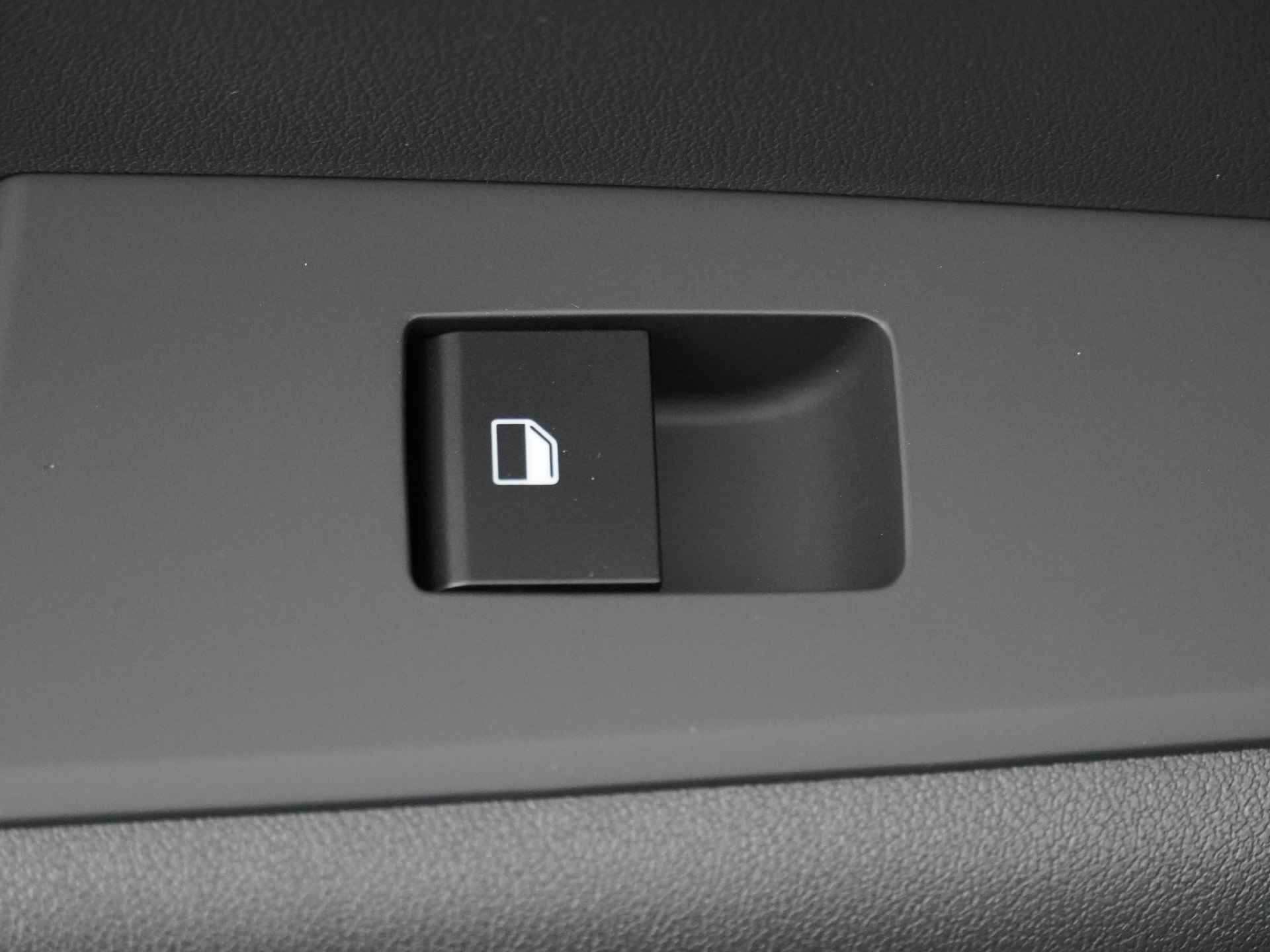 Kia Niro EV DynamicLine 64.8 kWh * Nieuw uit voorraad leverbaar en €2.950,- Subsidie beschikbaar * - Navigatie - Apple Carplay/Android Auto - Parkeersensoren voor en achter - Batterijverwarming - 100kW snellader - Fabrieksgarantie tot 2031 - 34/53