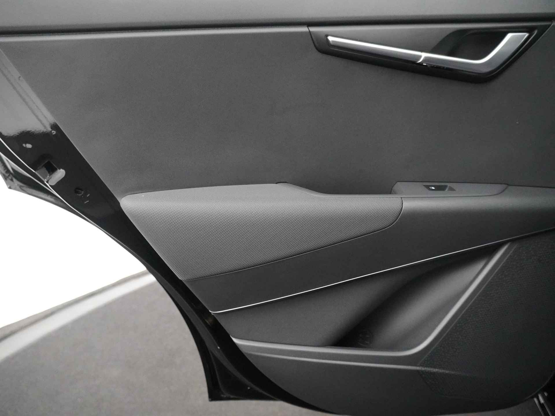 Kia Niro EV DynamicLine 64.8 kWh * Nieuw uit voorraad leverbaar en €2.950,- Subsidie beschikbaar * - Navigatie - Apple Carplay/Android Auto - Parkeersensoren voor en achter - Batterijverwarming - 100kW snellader - Fabrieksgarantie tot 2031 - 35/53