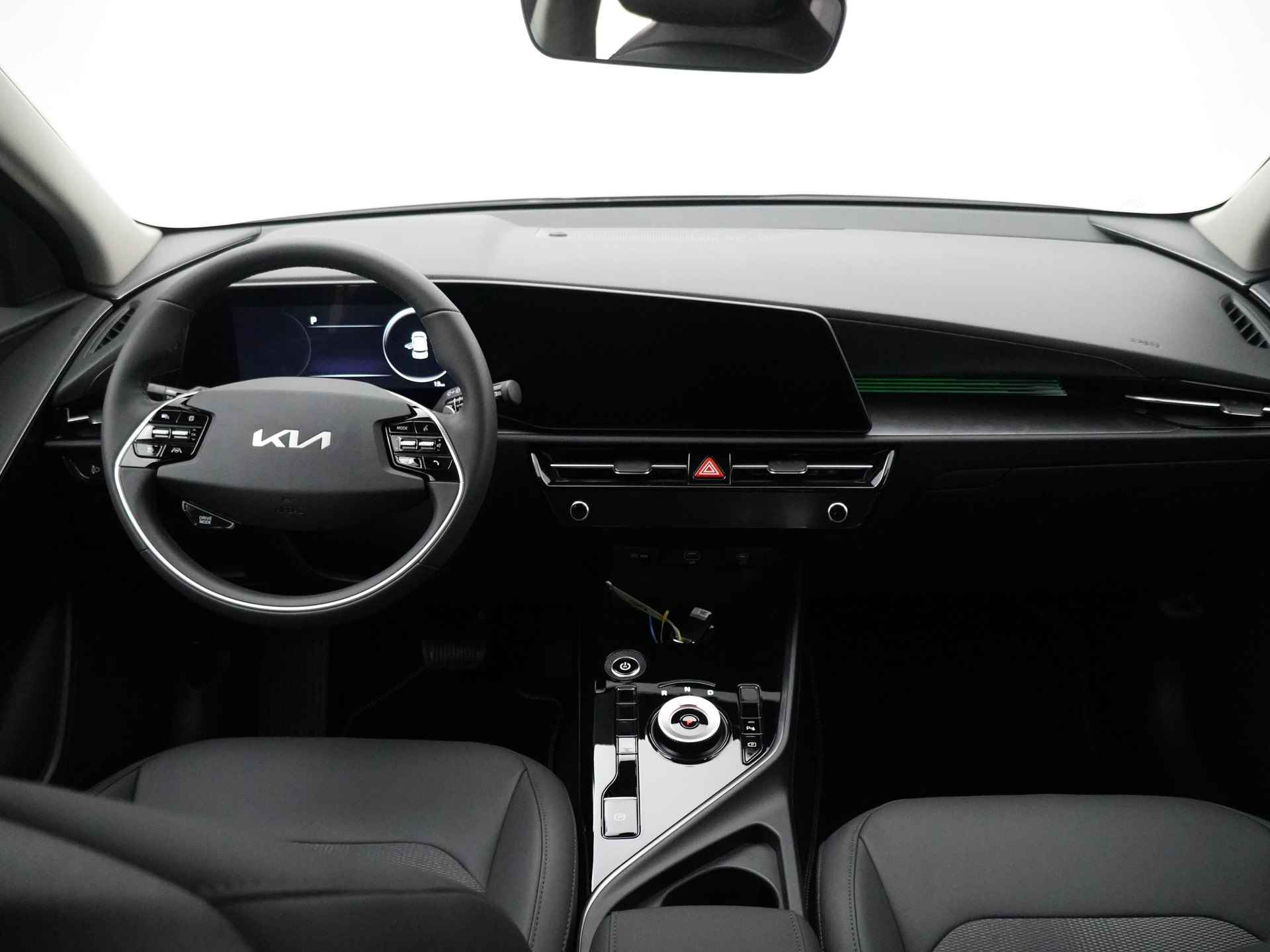 Kia Niro EV DynamicLine 64.8 kWh * Nieuw uit voorraad leverbaar en €2.950,- Subsidie beschikbaar * - Navigatie - Apple Carplay/Android Auto - Parkeersensoren voor en achter - Batterijverwarming - 100kW snellader - Fabrieksgarantie tot 2031 - 36/53